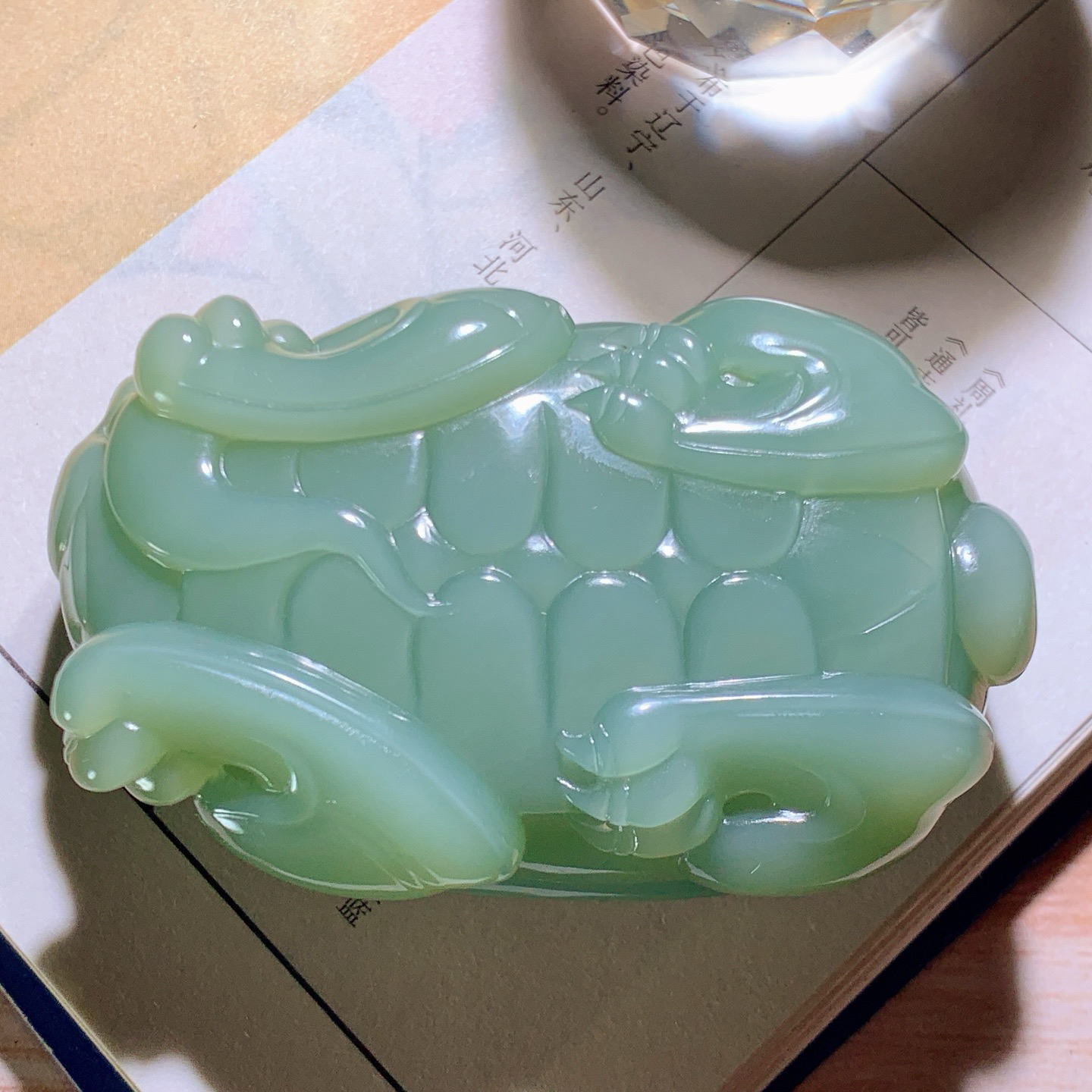 收藏级！和田玉粉青俄罗斯碧玉猫眼龙龟把件！尺寸63/39/25重113.5克 玉质细腻油润。手推出油。佩戴高端典雅。lt26623