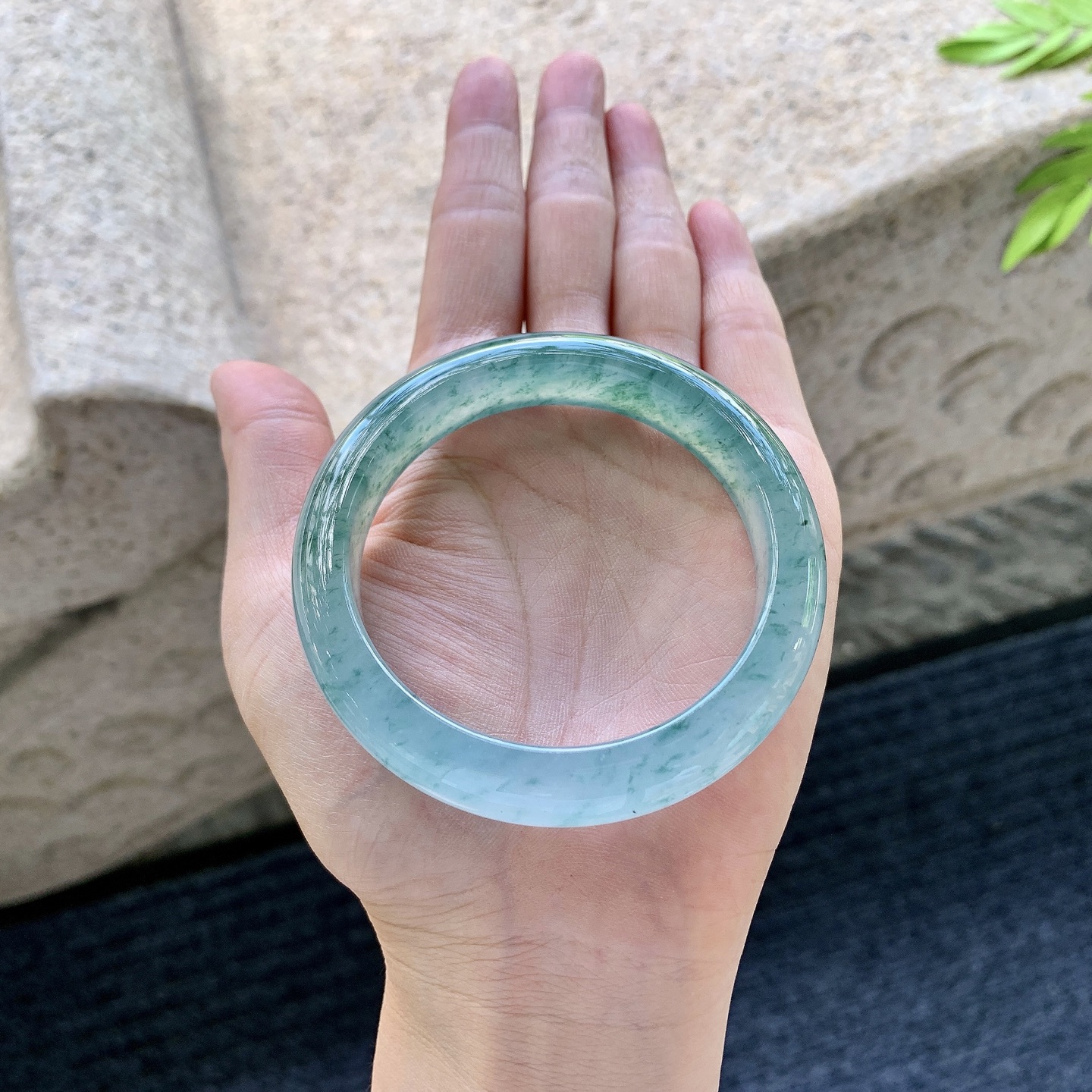 正圈54 55，圈口55.3/12.2/8.4，编码DW081571，糯冰飘蓝花，水润，种老，细腻，打灯有絮线