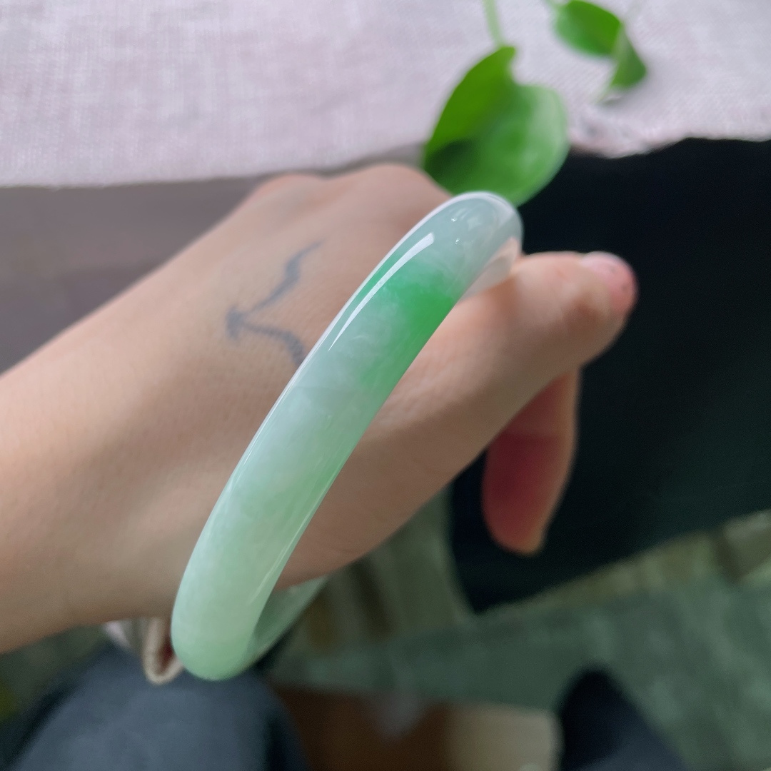 60.3/8.9，飘绿圆条，细纹，淡玉铺底，一抹鲜翠嫣然落于镯身，清灵鲜活，ss53588a