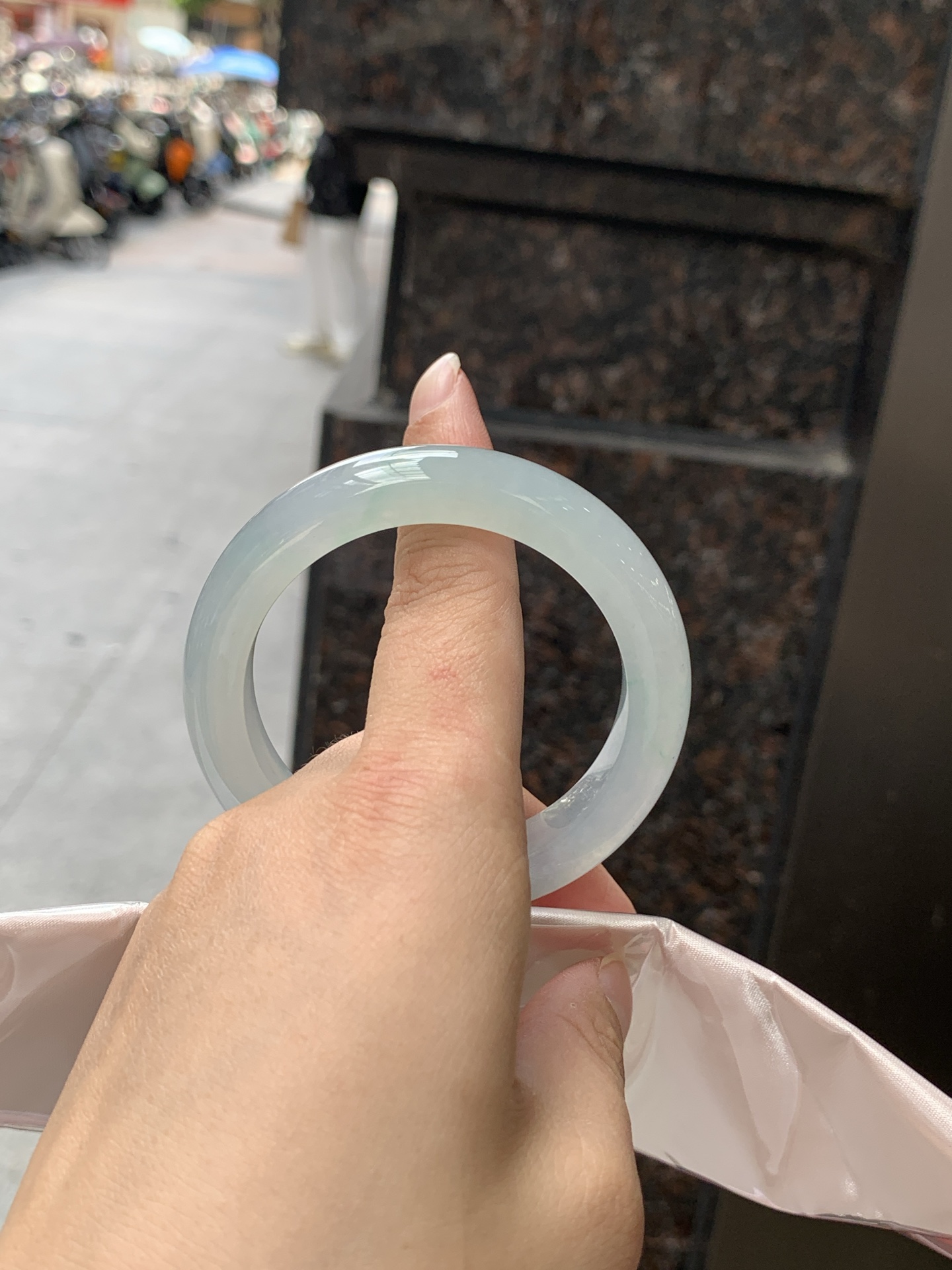 冰飘绿正圈 0623-N1049-1 打灯纹裂，清润冰透，底色柔和淡雅，玉质细腻通透，带淡淡飘绿，水头拉满，自然光下灵气十足，温润气质，日常佩戴百搭耐看。