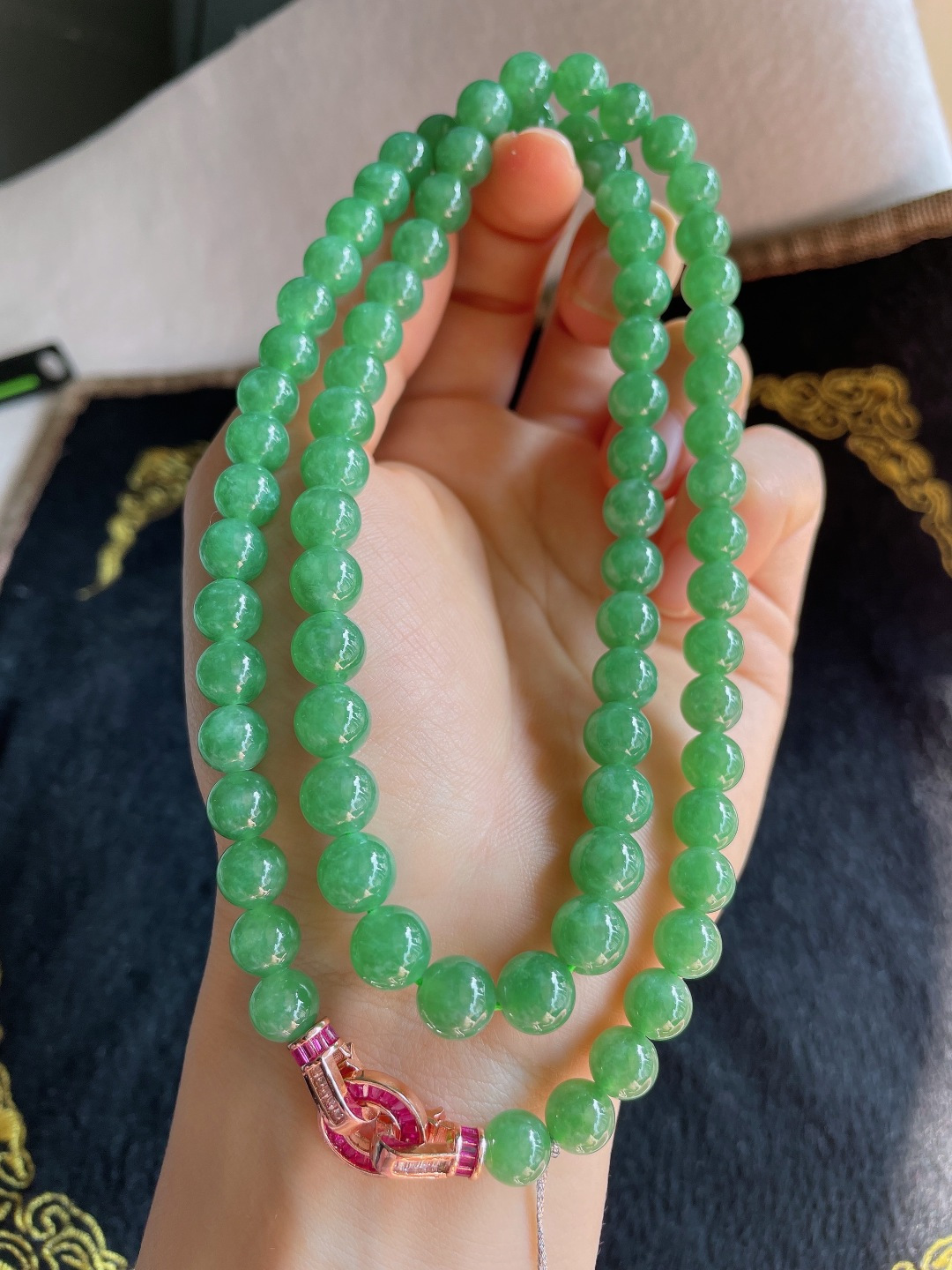 缅甸天然翡翠A货，冰满绿珠链，尺寸：7.8mm77颗。【编3762】