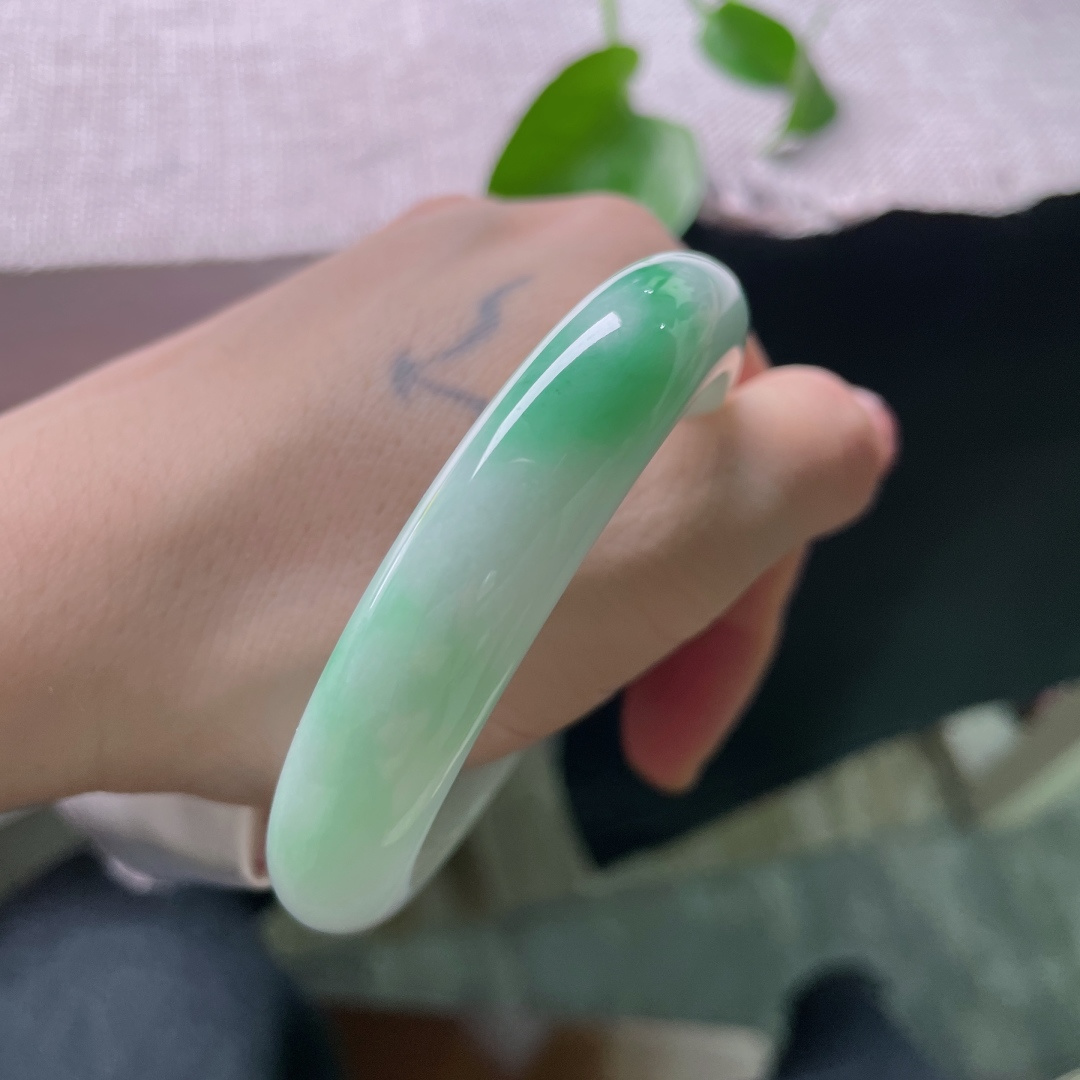 55.6/12.1/8.3，飘绿正圈，贵气，耐看，甜美，优雅，绿意盎然，ss53388a