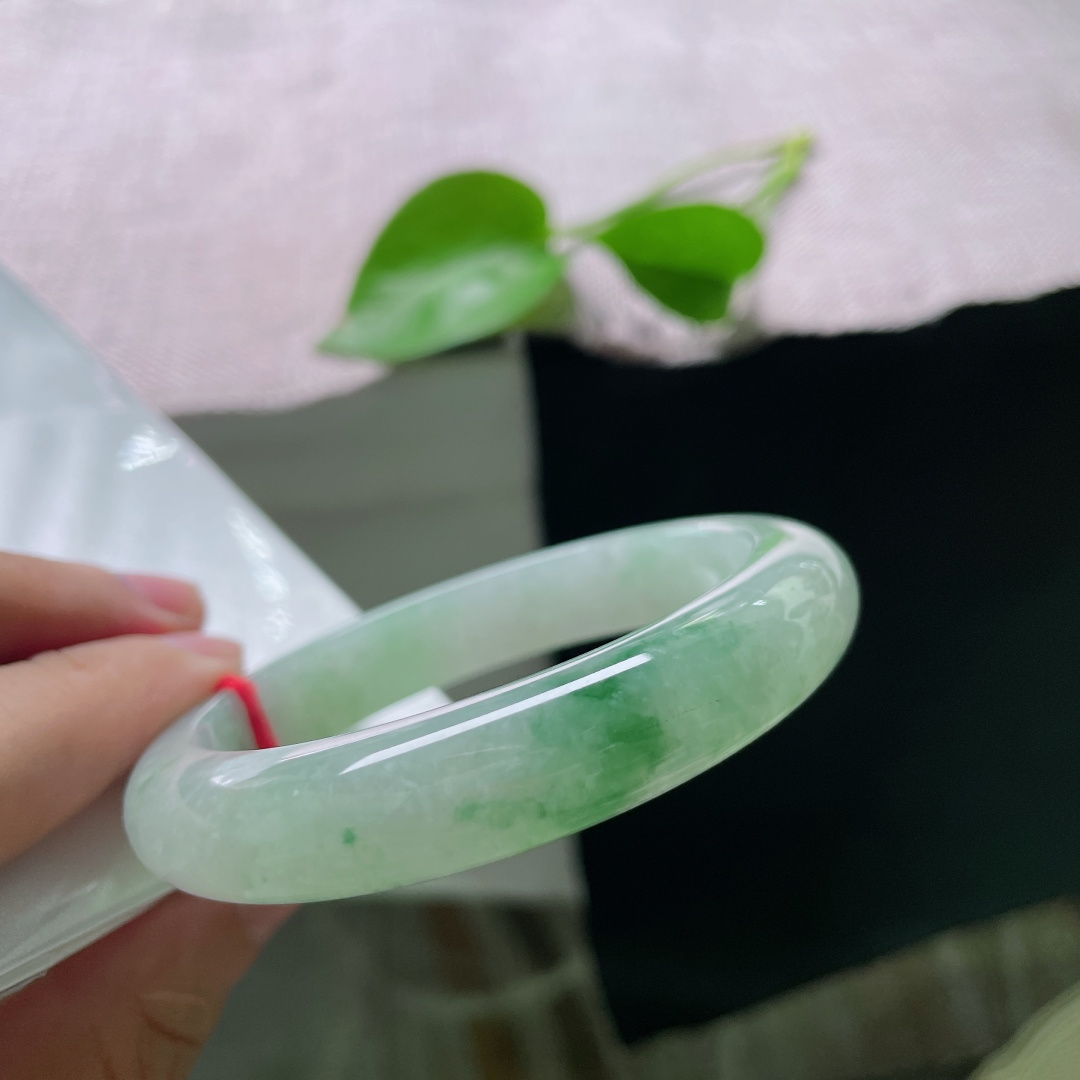 56.7/11.7/9.0，飘绿正圈，无裂，玉镯清润飘翠，形制端庄，佩戴尽显温婉大方的得体气韵，ss50170a
