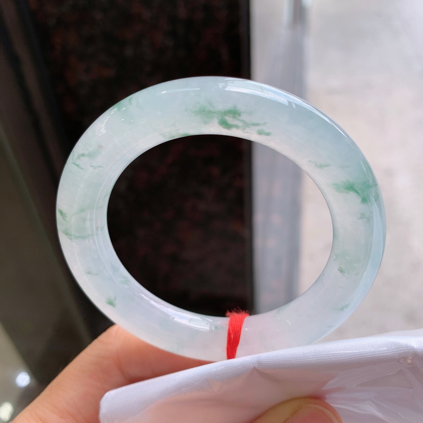 圆条冰飘花 微细纹表皮微扣 尺寸：50.8/10.8/10.5 小圈口