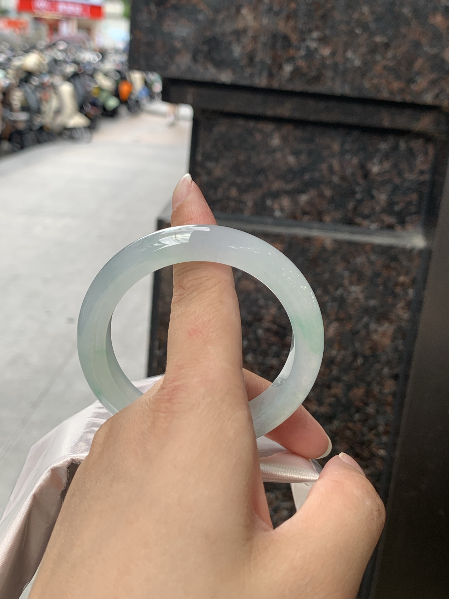 冰飘绿正圈 0623-N1049-2 打灯纹裂，有矿点，洒金，清润冰透，底色柔和淡雅，玉质细腻通透，带淡淡飘绿，水头拉满，自然光下灵气十足，温润气质，日常佩戴百搭耐看。