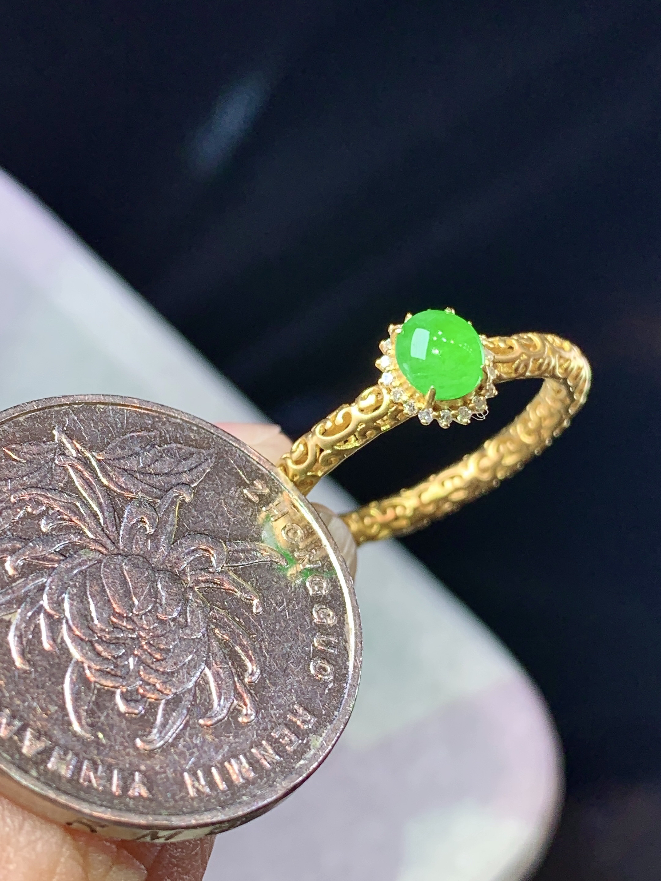 18k金钻镶嵌阳绿蛋面戒指 玉质细腻 色泽艳丽清新 圈口14.5 整体尺寸7*6.5*6 z1