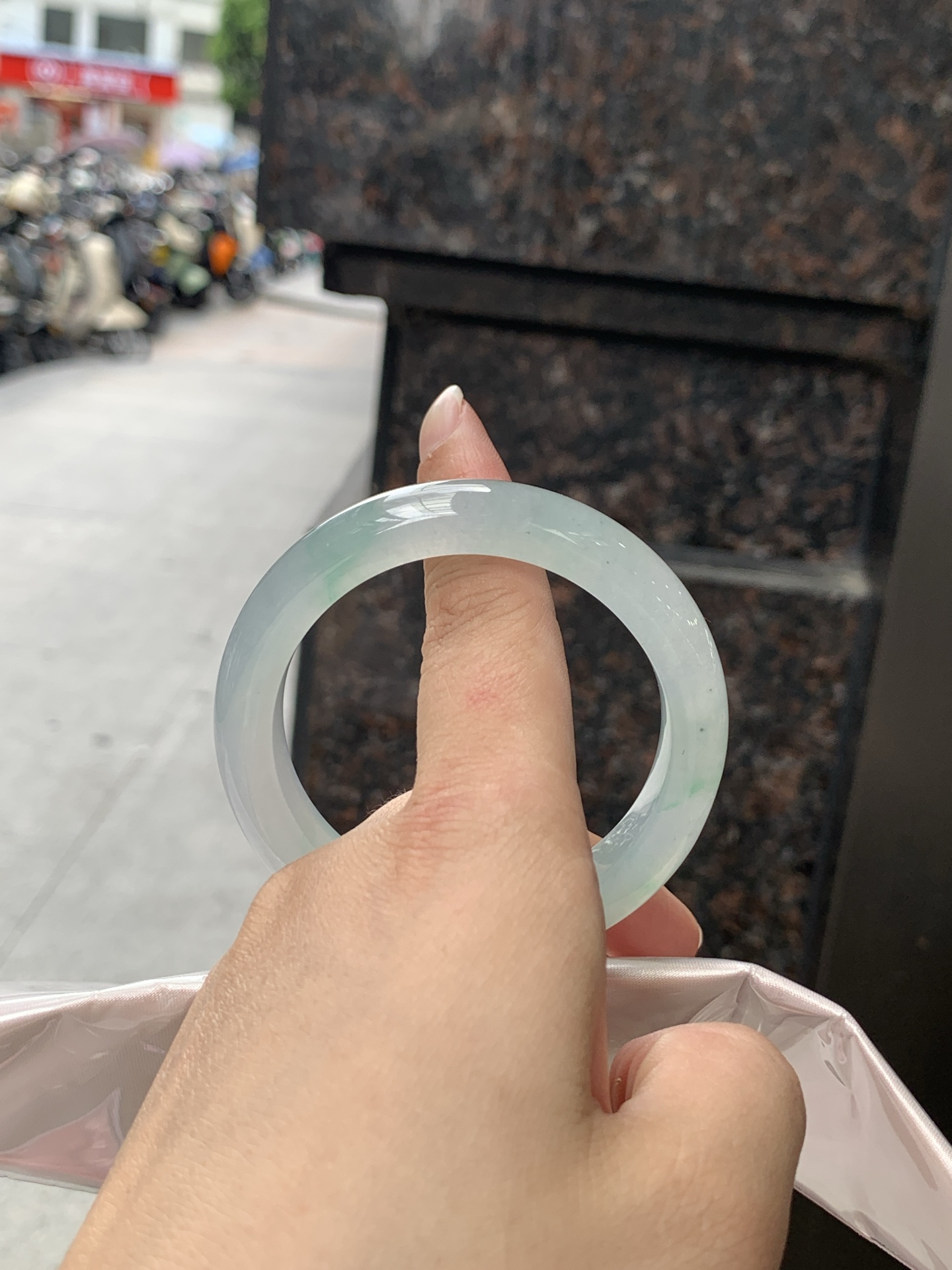 冰飘绿正圈 0623-N1049-2 打灯纹裂，有矿点，洒金，清润冰透，底色柔和淡雅，玉质细腻通透，带淡淡飘绿，水头拉满，自然光下灵气十足，温润气质，日常佩戴百搭耐看。