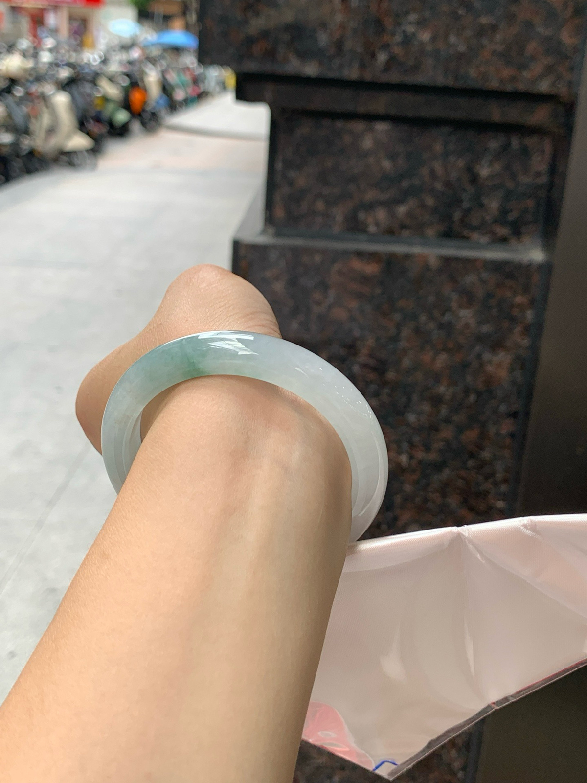 特惠活动#飘花正圈
尺寸：55.9-11.4-8.3
打灯冰晶纹，底妆水润细腻，几抹蓝花灵动飘逸，意境感十足，古典优雅又秀气