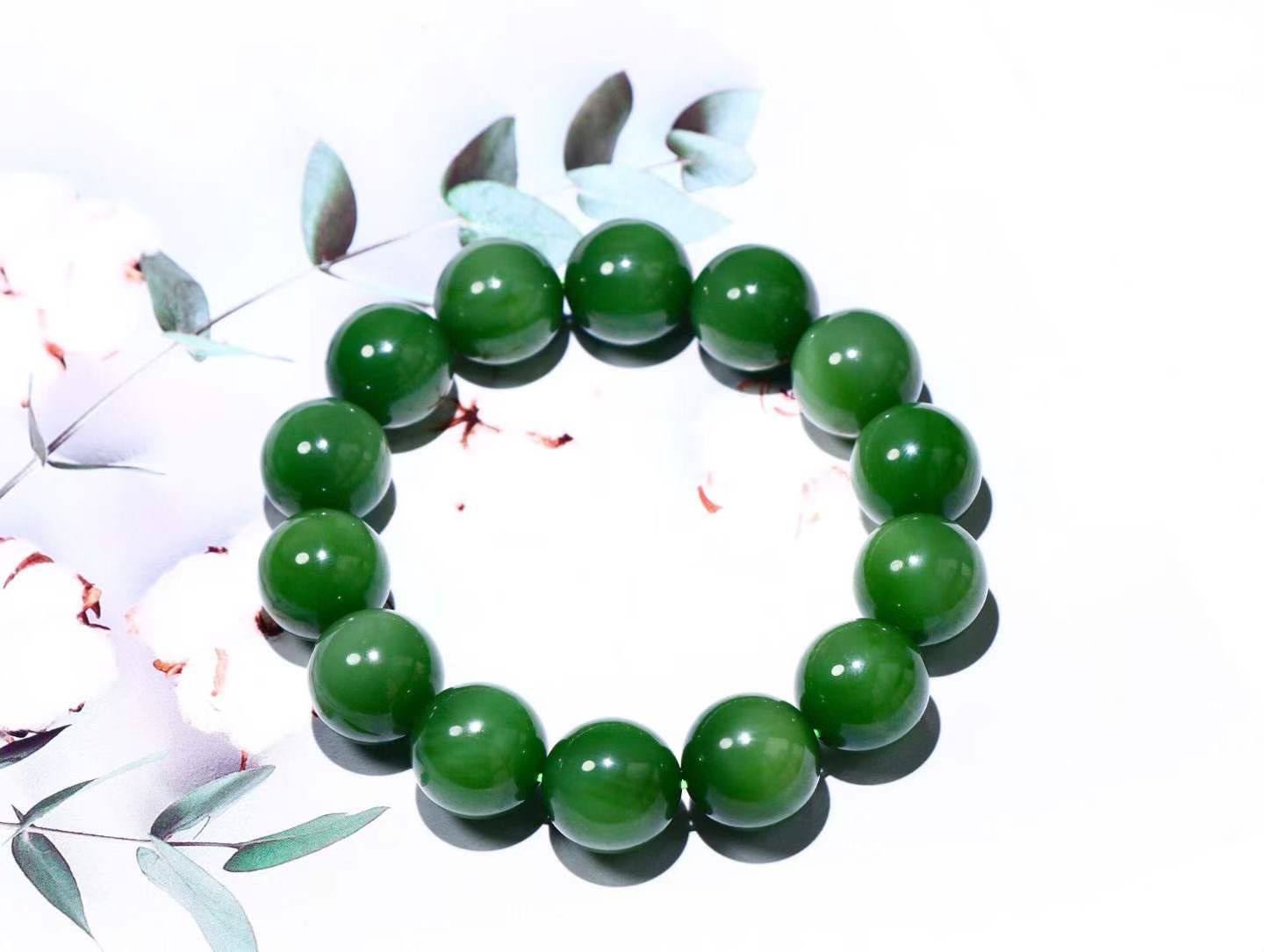 【珠圆玉润】

精品️和田玉碧玉冰底猫眼手串  菠菜绿 玉质温润细腻  整串打磨圆润，带阳绿。佩戴舒适。珠珠落玉盘，间关莺语花底滑，一生美好时光，无论身在何处，都有它相伴相守。事事顺遂，幸福美满，吉祥如意。重90克 尺寸取一16mm  FSO16824203126