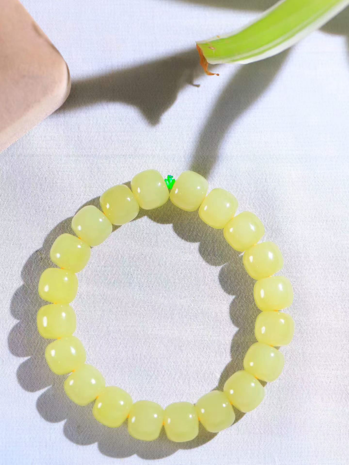 （老型珠.手串）

货头精选  和田玉黄口老型珠手串，玉质细腻油润 饱满光滑 质朴无华，悠远简单，人心境界远，百世修炼深，心灵常驻善意持，觉悟人生百世修  重55.94克    尺寸取一10.3-12mm    10602268T