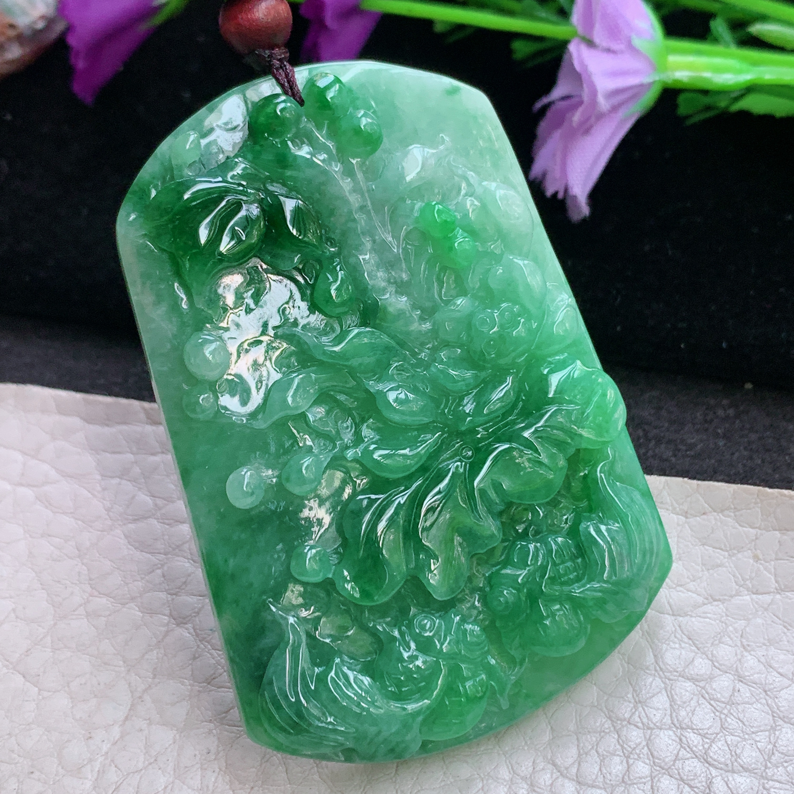 zen自然光61.8*42.5*7.8缅甸翡翠满绿荷叶鱼吊坠，年年有余