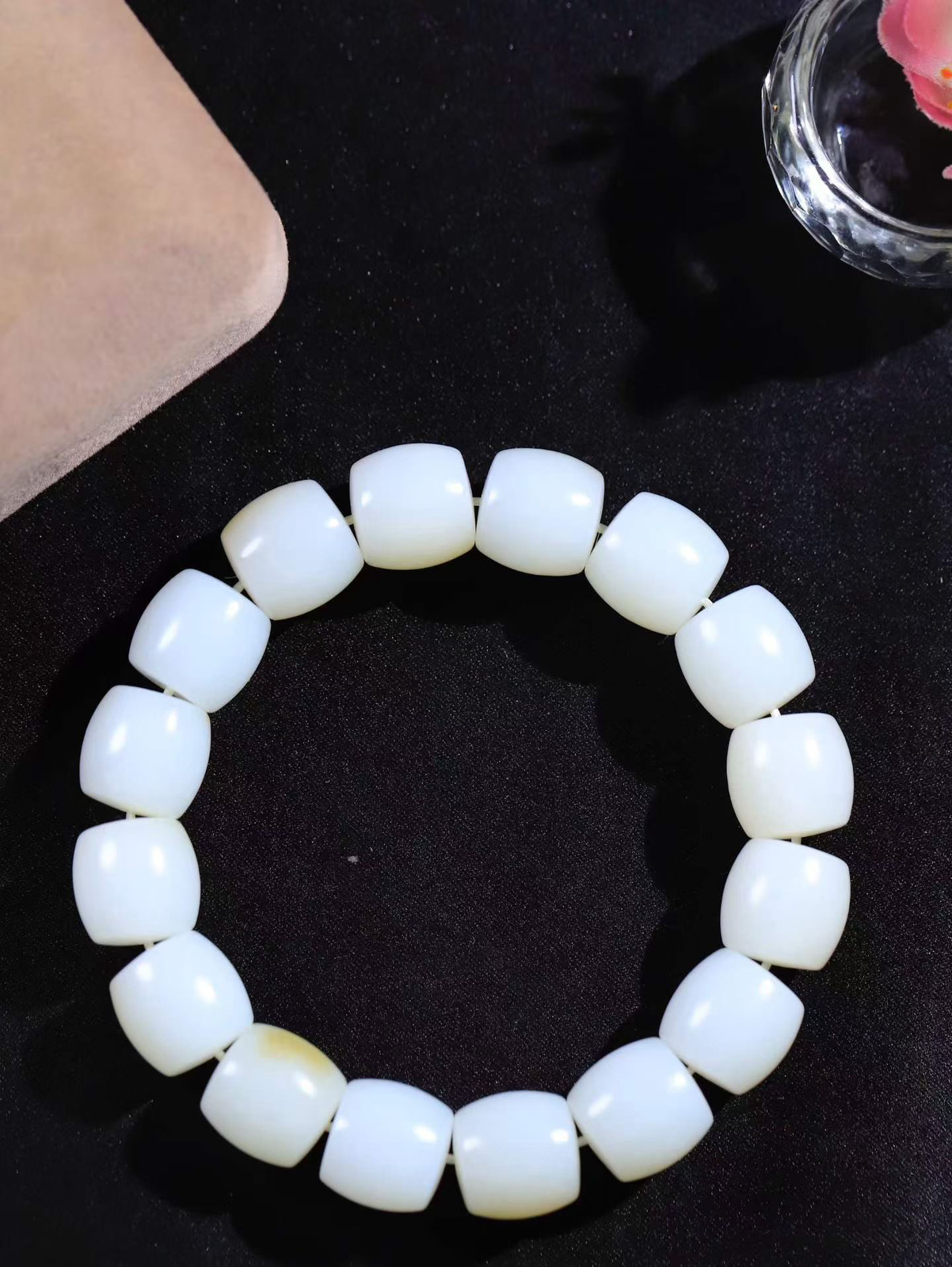（极限弧直切珠.手串）

精品和田玉糖白玉手串，玉质细腻油润 饱满光滑 质朴无华，悠远简单，人心境界远，百世修炼深，心灵常驻善意持，觉悟人生百世修。
重78.48克    尺寸取一13.3-13.7mm    10602379Y