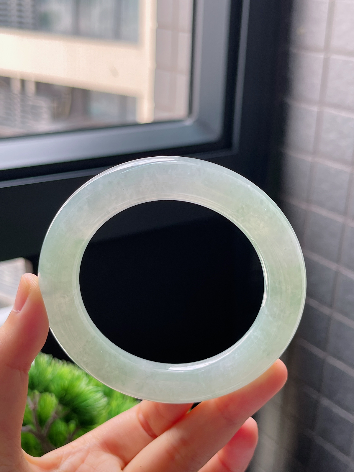 圈口55.7，冰糯绿色翡翠厚装圆条手镯