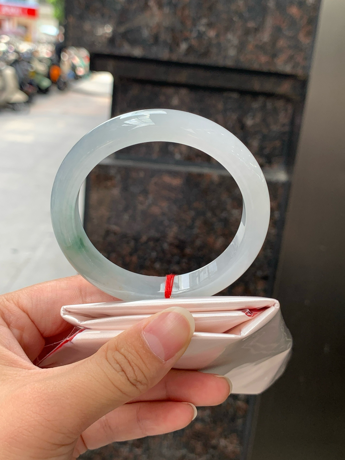 特惠活动#飘花正圈
尺寸：55.9-11.4-8.3
打灯冰晶纹，底妆水润细腻，几抹蓝花灵动飘逸，意
