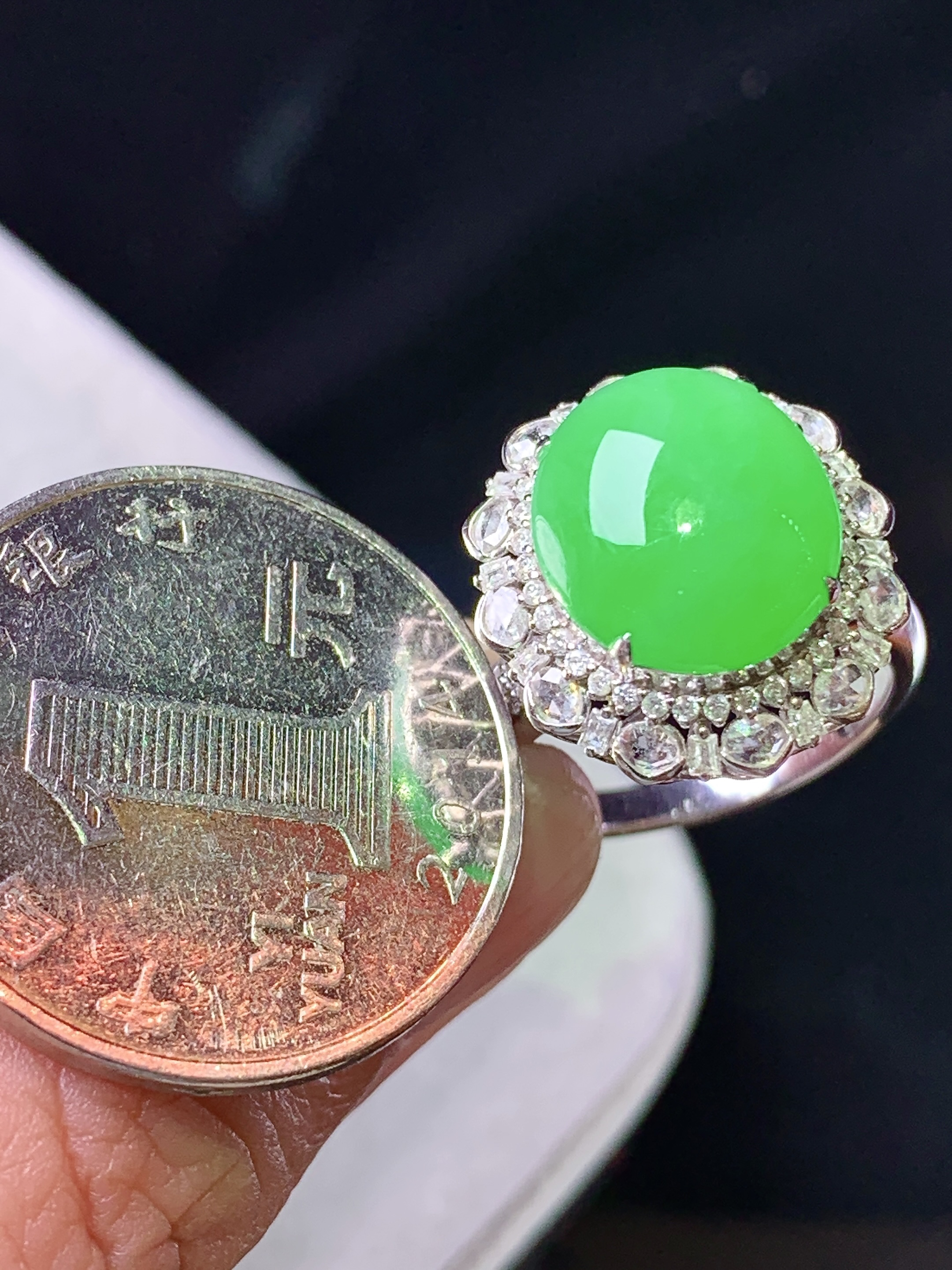 18k金钻镶嵌阳绿蛋面戒指吊坠两用款 玉质细腻 色泽艳丽清新 圈口13.5 整体尺寸24.3*16.5*12.8 k1