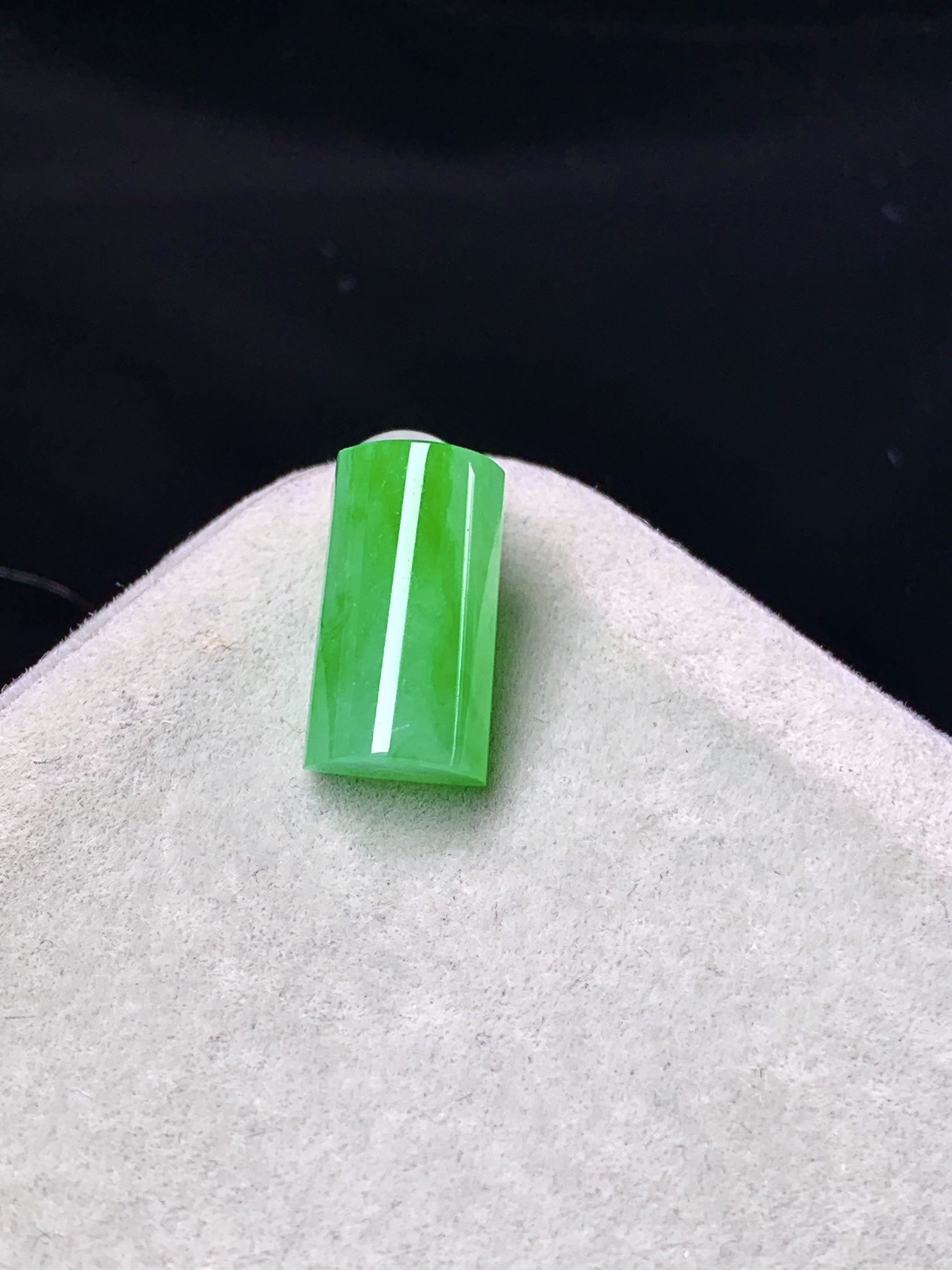 镶嵌款 阳绿玉柱吊坠 玉质细腻 色泽艳丽清新 整体尺寸12.3*7*5 z1