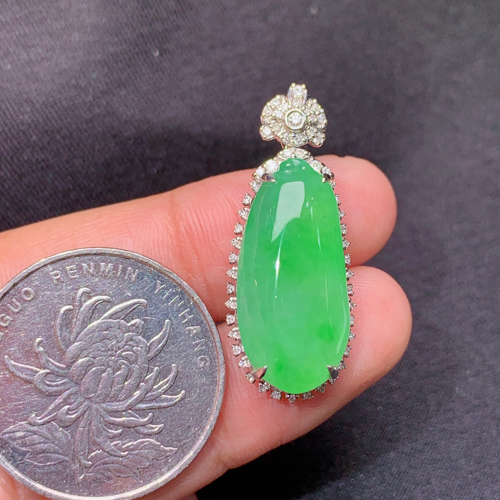 冰阳绿福瓜吊坠，18k金镶嵌，冰润色阳，玉质细腻，种水足，Fj 尺寸30.9*12.6*8.6
