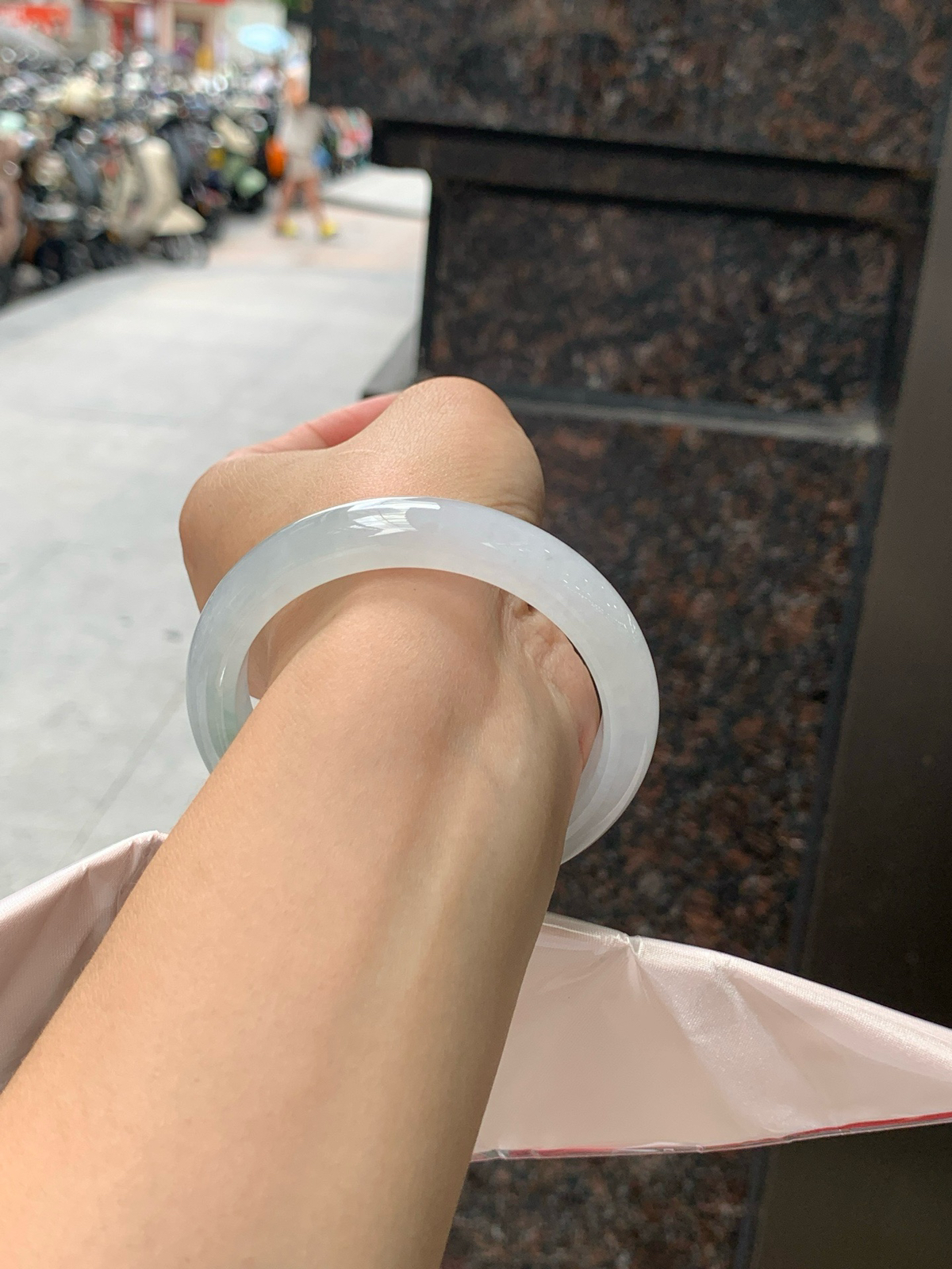 特惠活动#飘花正圈
尺寸：55.9-11.4-8.3
打灯冰晶纹，底妆水润细腻，几抹蓝花灵动飘逸，意境感十足，古典优雅又秀气