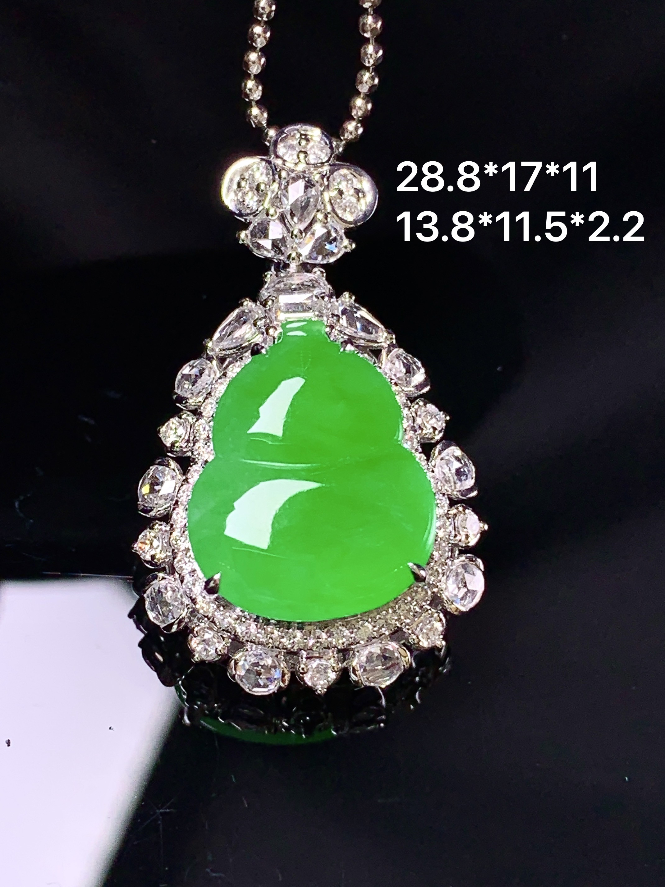 18k金钻镶嵌满绿葫芦吊坠 玉质细腻 色泽艳丽清新 整体尺寸28.8*17*11 b6