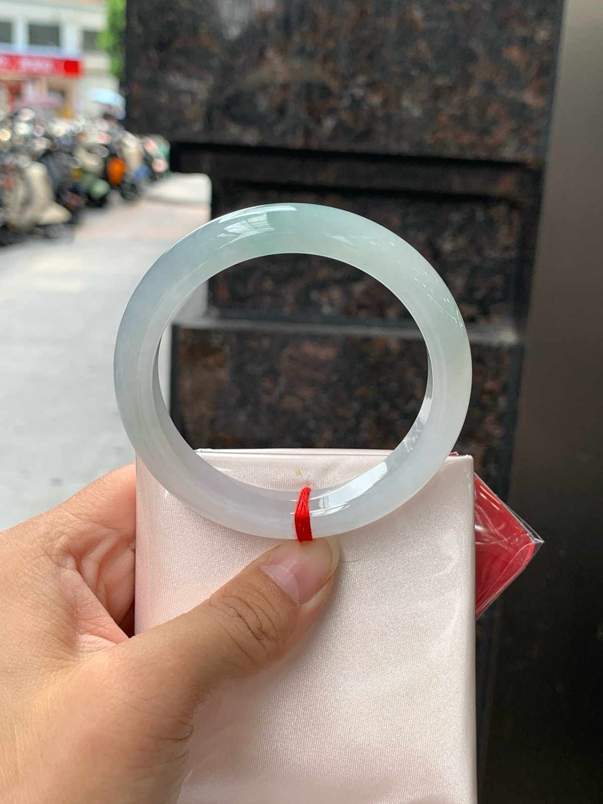 特惠活动#飘花正圈
尺寸：55.9-11.4-8.3
打灯冰晶纹，底妆水润细腻，几抹蓝花灵动飘逸，意境感十足，古典优雅又秀气