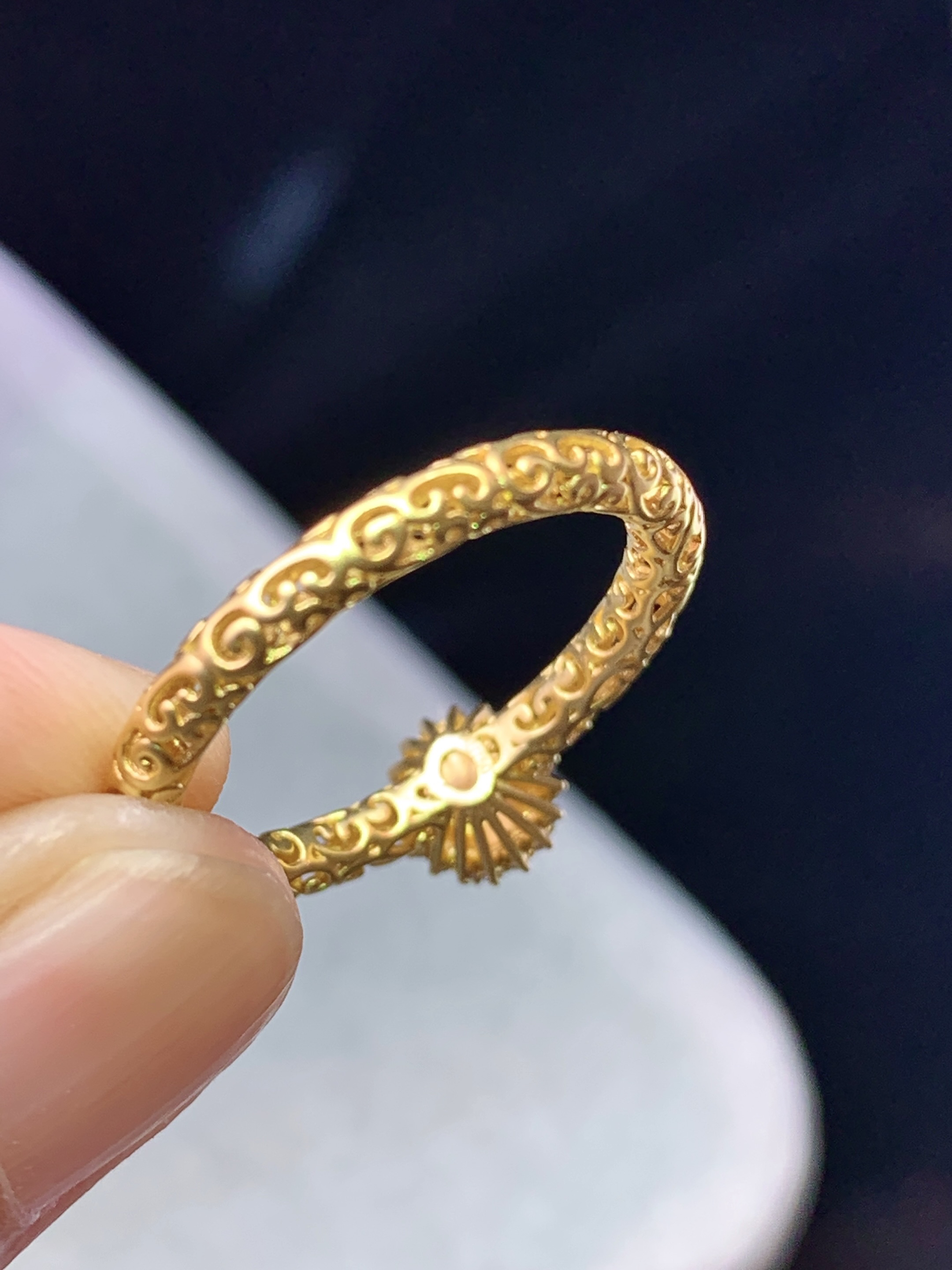 18k金钻镶嵌阳绿蛋面戒指 玉质细腻 色泽艳丽清新 圈口14.5 整体尺寸7*6.5*6 z1