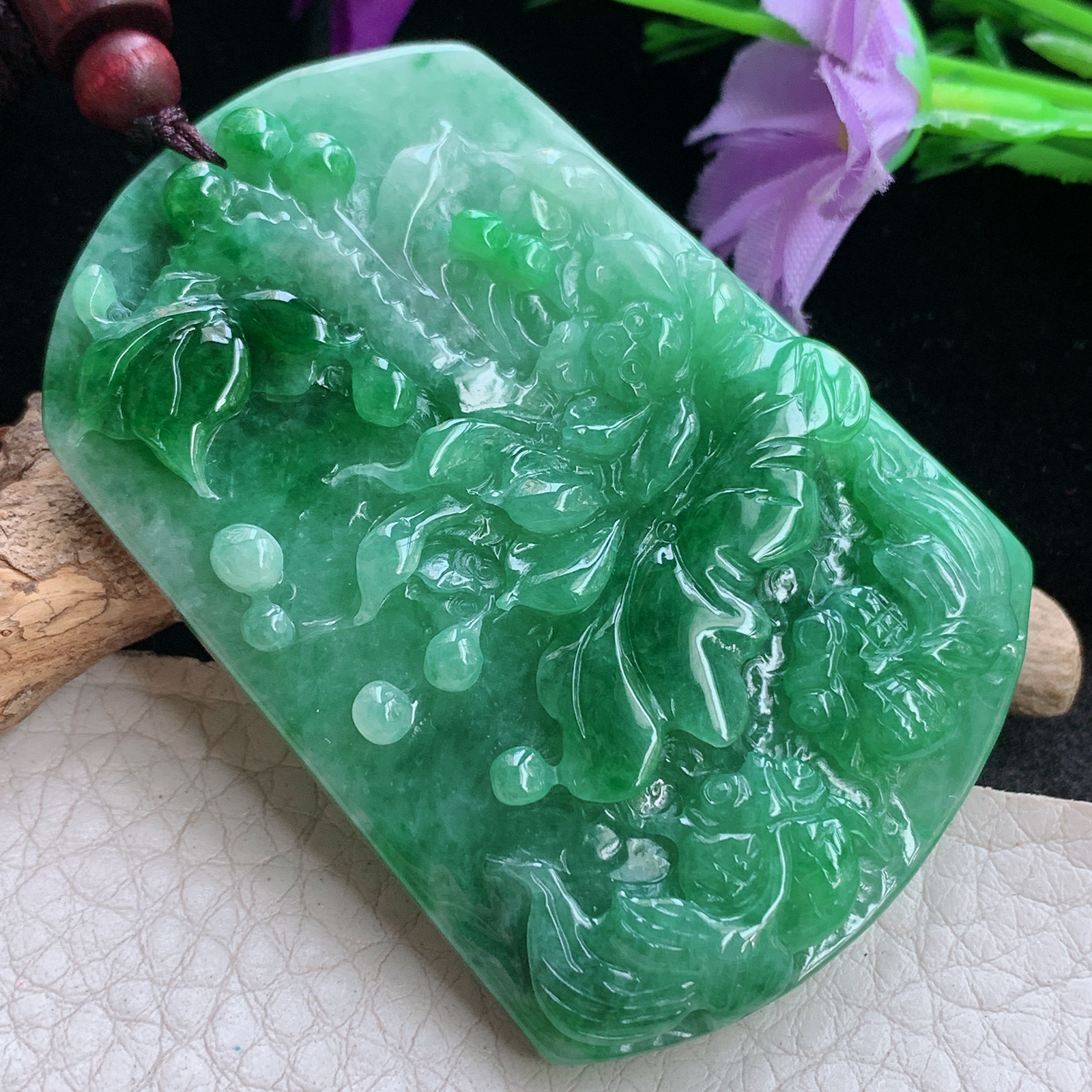 zen自然光61.8*42.5*7.8缅甸翡翠满绿荷叶鱼吊坠，年年有余