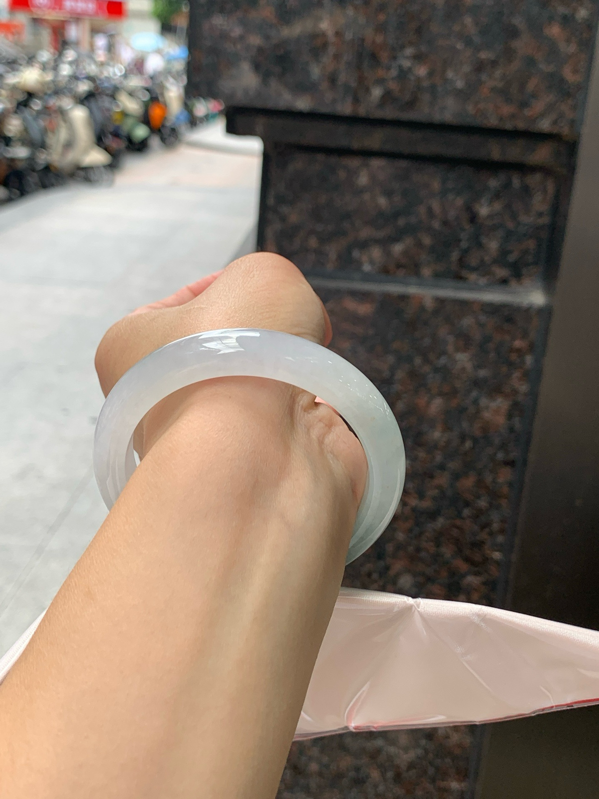 特惠活动#飘花正圈
尺寸：55.9-11.4-8.3
打灯冰晶纹，底妆水润细腻，几抹蓝花灵动飘逸，意境感十足，古典优雅又秀气