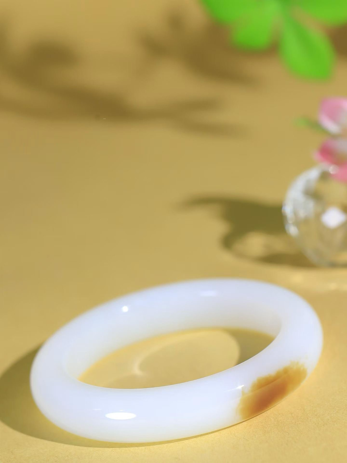 【腕间柔情.手镯】   

收藏级臻品️和田玉糖白玉手镯 玉质温润细腻 油性十足 古朴秀雅 轻抚岁