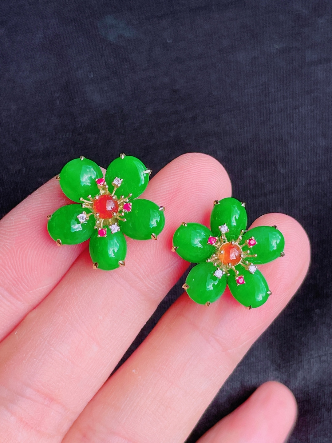 ️高冰绿蛋面耳钉 晶莹剔透，新颖时尚，无裂，7.5-6.5-4