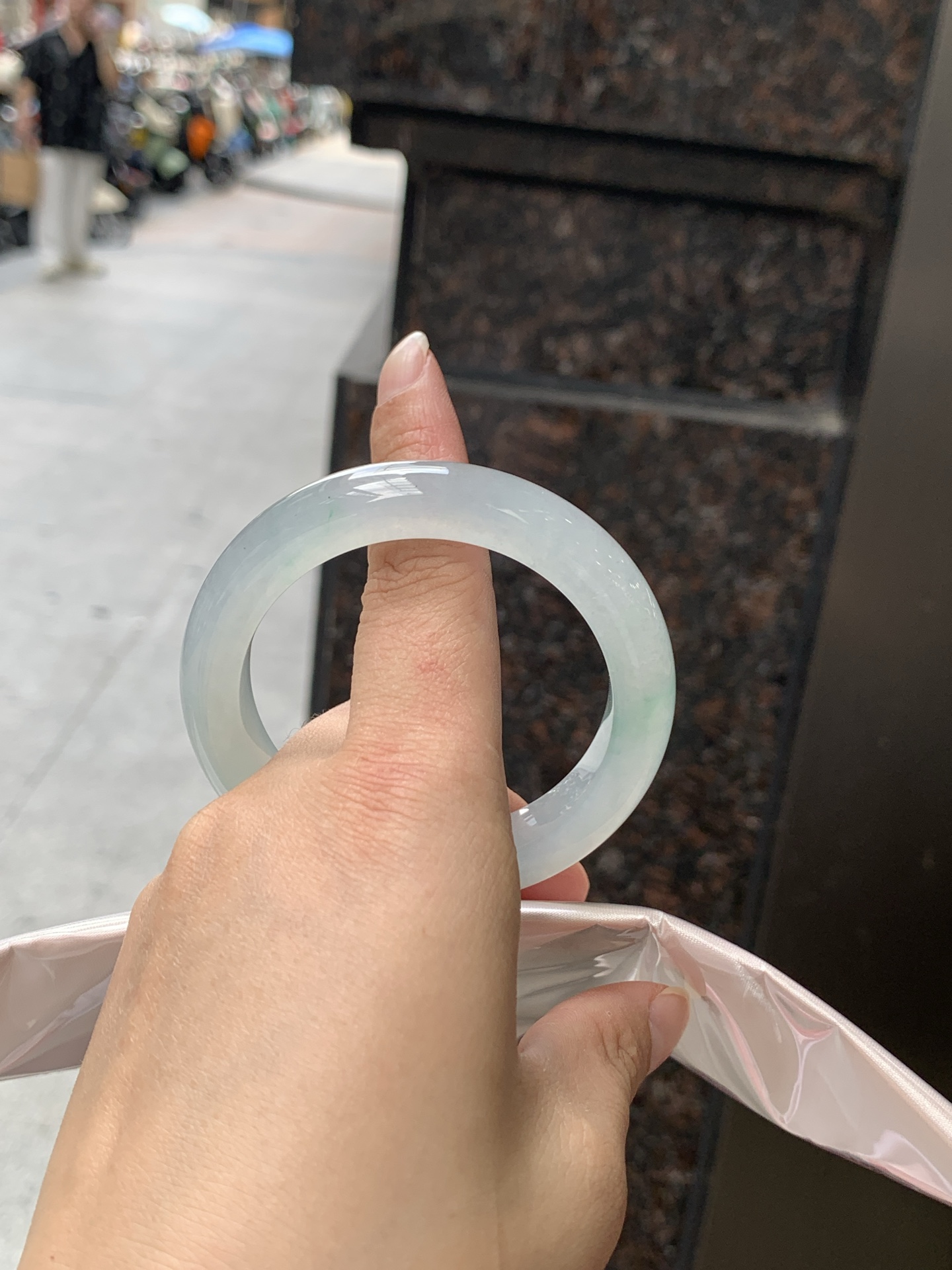 冰飘绿正圈 0623-N1049-1 打灯纹裂，清润冰透，底色柔和淡雅，玉质细腻通透，带淡淡飘绿，水头拉满，自然光下灵气十足，温润气质，日常佩戴百搭耐看。