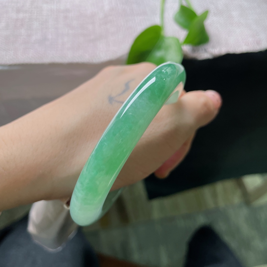 61/11.2/10.2绿底正圈，冰润细腻，翠色伊人，婉间艳丽，贵气，无裂，ss53411a