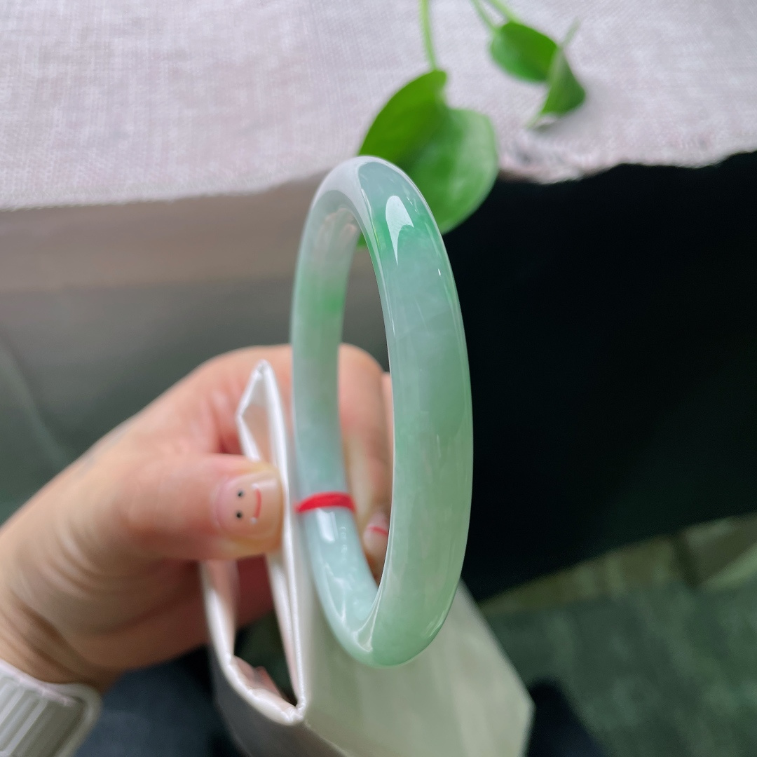 60.3/8.9，飘绿圆条，细纹，淡玉铺底，一抹鲜翠嫣然落于镯身，清灵鲜活，ss53588a