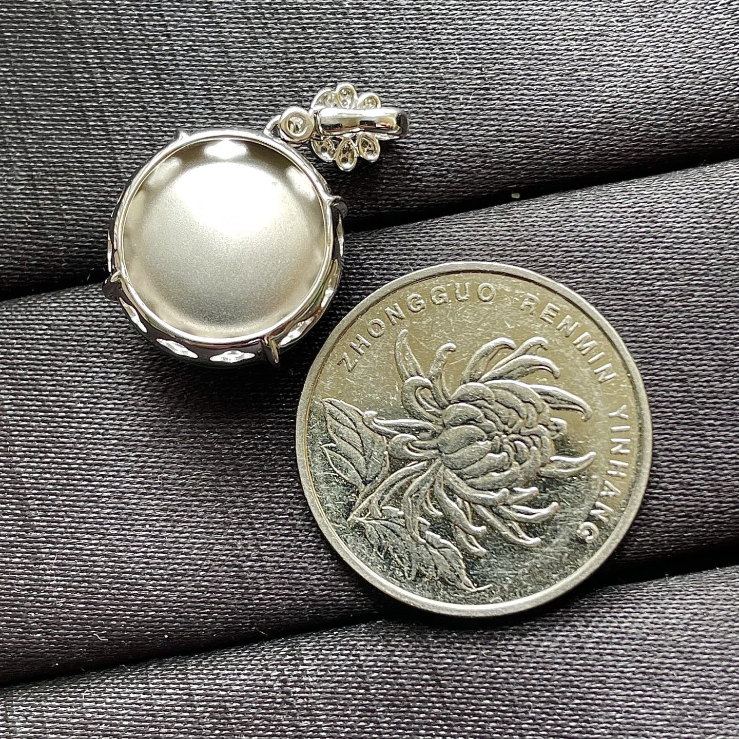 缅料冰阳绿鸽子蛋吊坠，18k金镶嵌，色辣，饱满水润，无裂，裸石尺寸16.6/16.2/7.8--26.3/16.2/8.7编码0317好数字