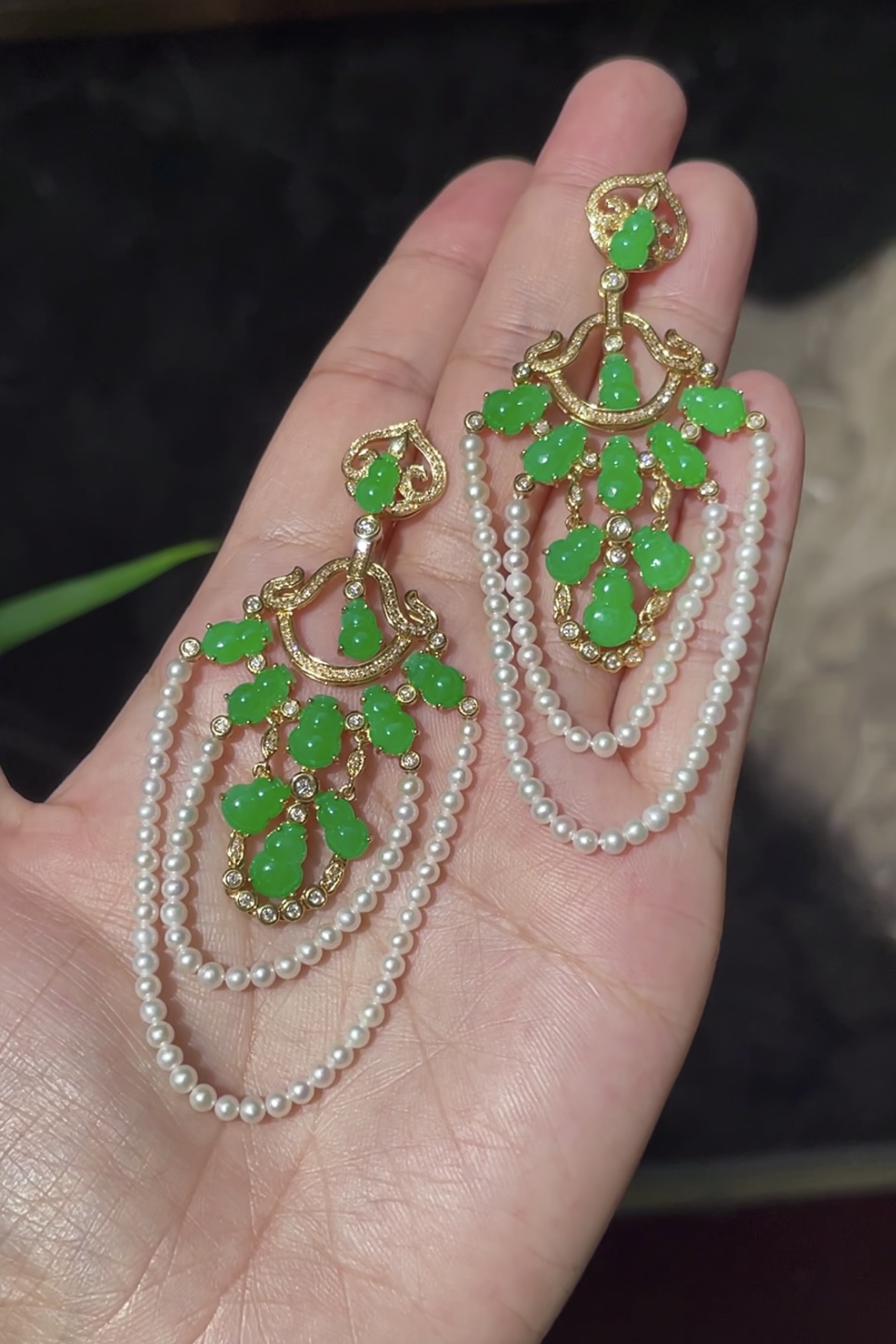 【高冰阳绿，葫芦大耳环】大件饱满， 通透水润，玉质细腻，翠色鲜艳，18k金奢华钻石镶嵌️，7.4-5.4-3.5