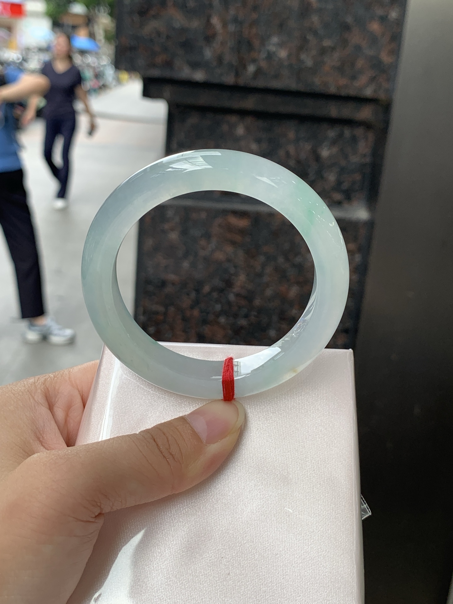 冰飘绿正圈 0623-N1049-2 打灯纹裂，有矿点，洒金，清润冰透，底色柔和淡雅，玉质细腻通透，带淡淡飘绿，水头拉满，自然光下灵气十足，温润气质，日常佩戴百搭耐看。