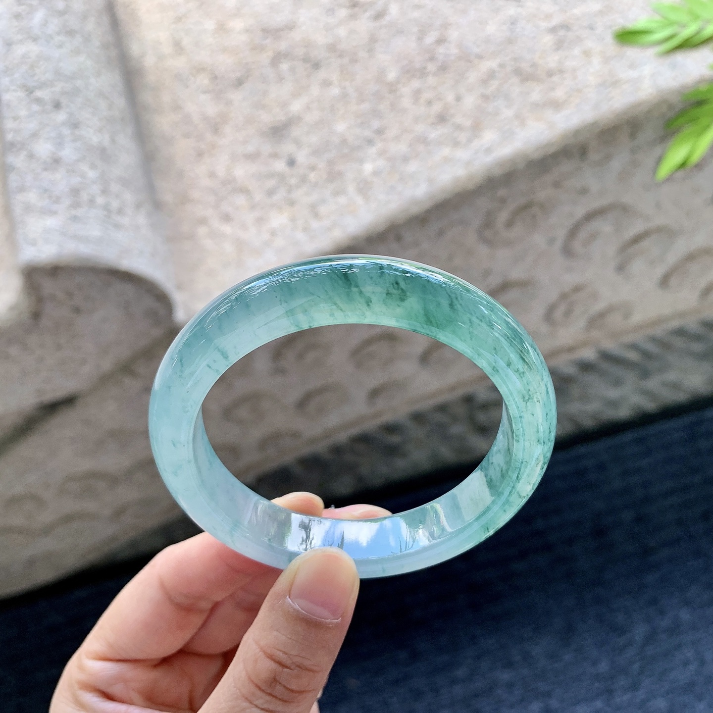 正圈54 55，圈口55.3/12.2/8.4，编码DW081571，糯冰飘蓝花，水润，种老，细腻，打灯有絮线