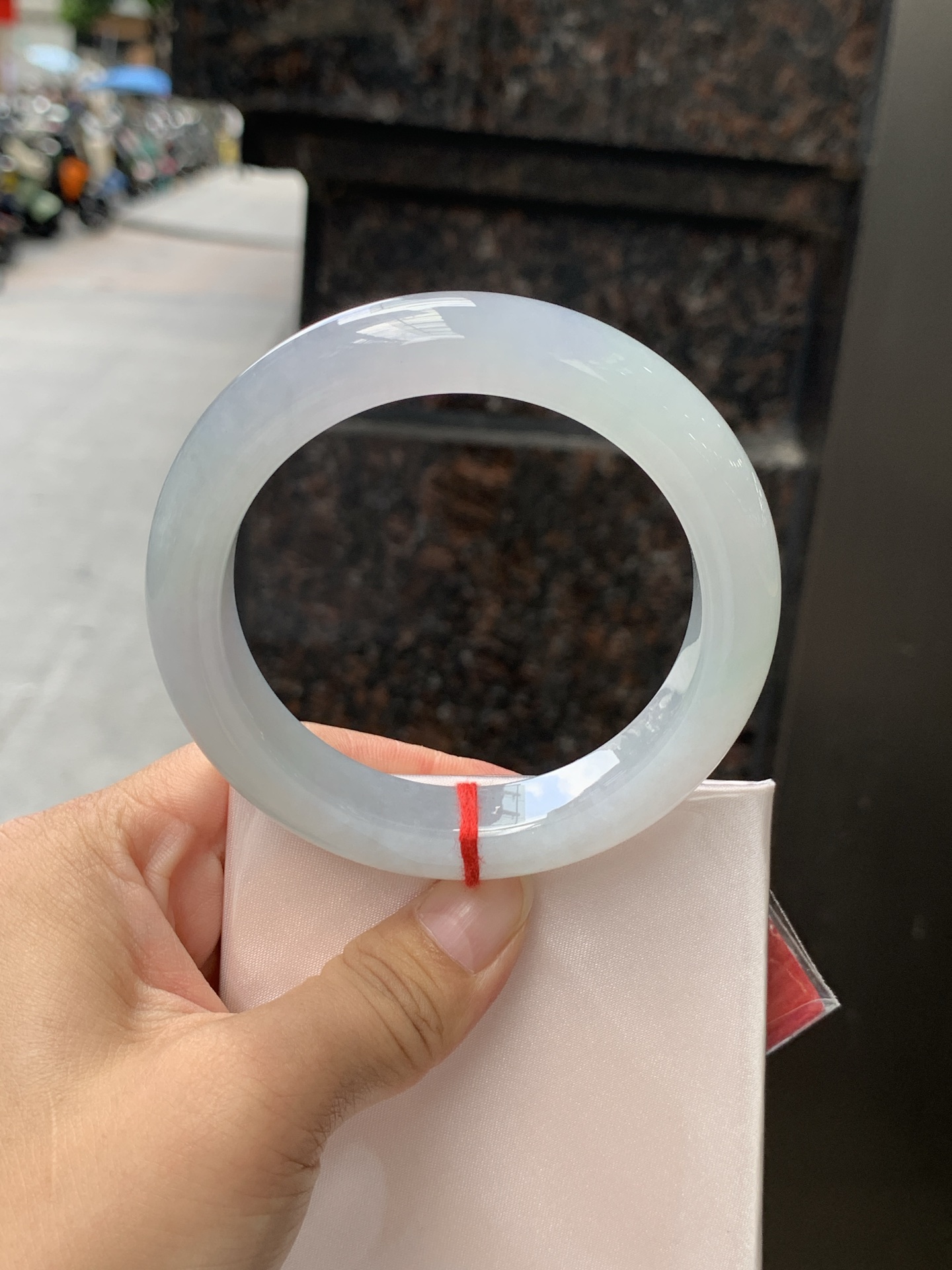 冰春彩正圈 60.3-13.2-10.5 0623-N1051 打灯细纹，冰透莹润，湖水青渐变底色柔和耐看，种水通透干净，光线穿过自带水光灵气。