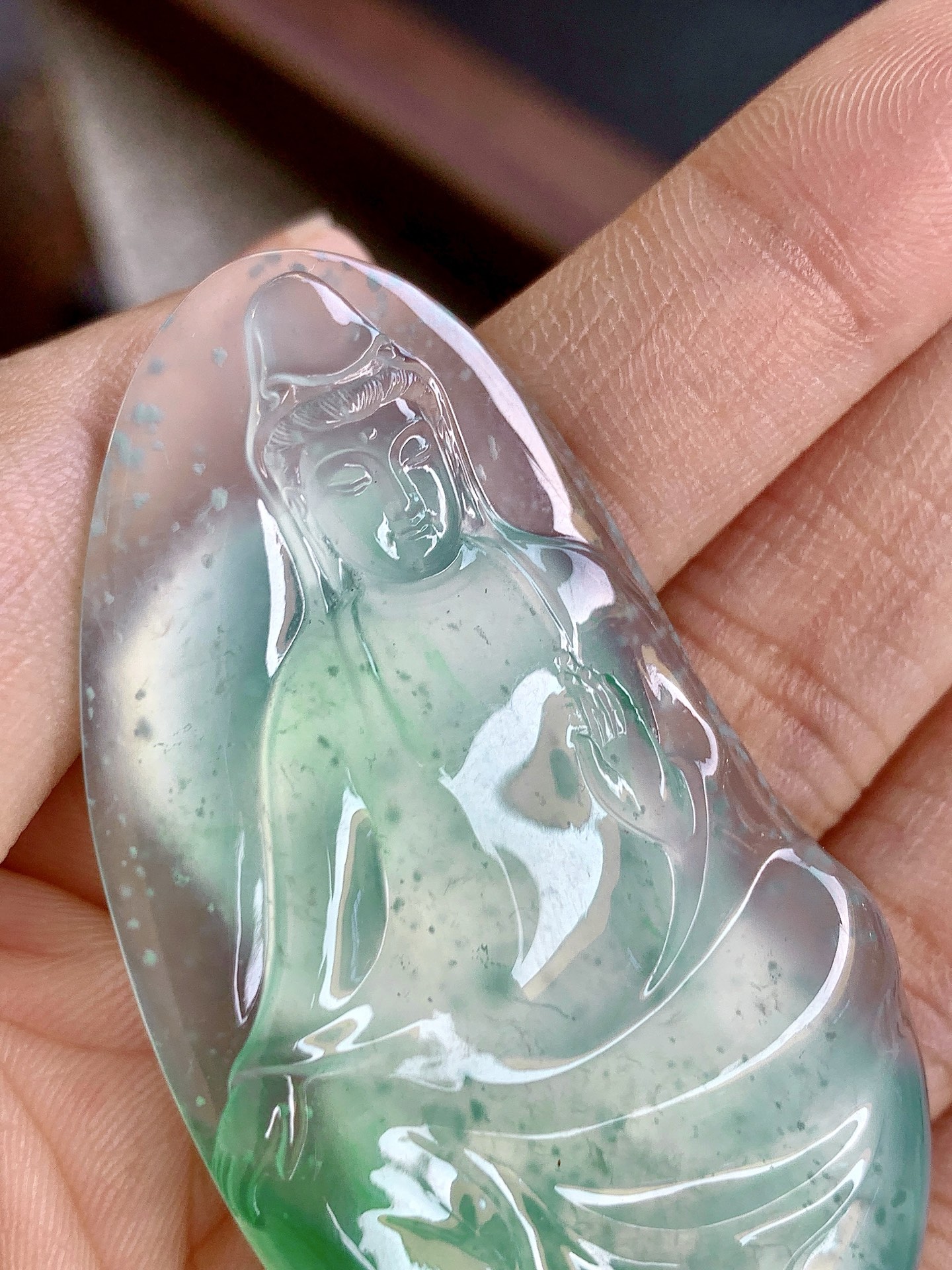 冰飘绿观音，尺寸：58.1×30.3×5.8mm，冰润飘绿，观音仪态端庄