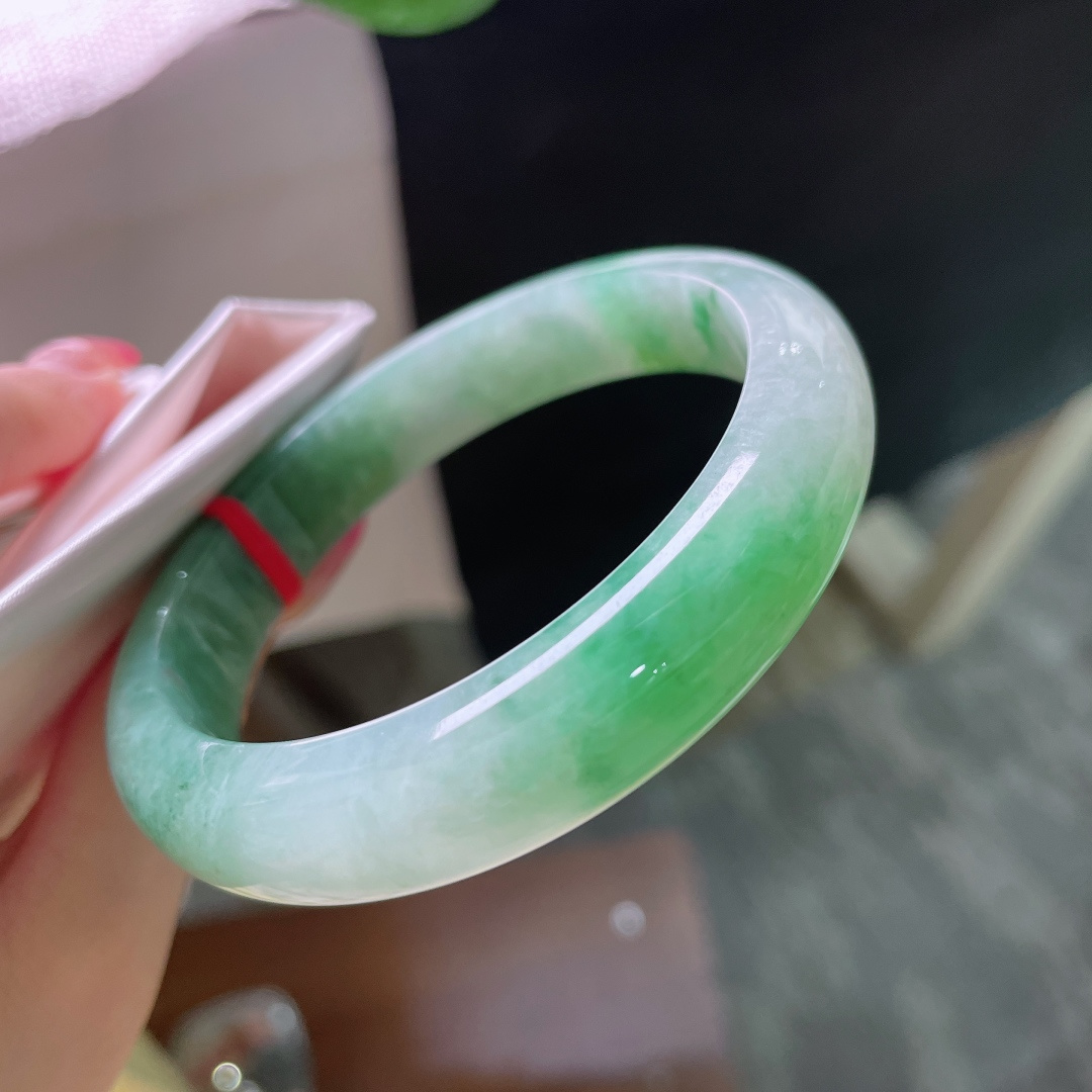 56.8/12.4/8.6，绿底正圈，翠色鲜活，玉质通透光亮，上手端庄优雅，晶体，ss53375a