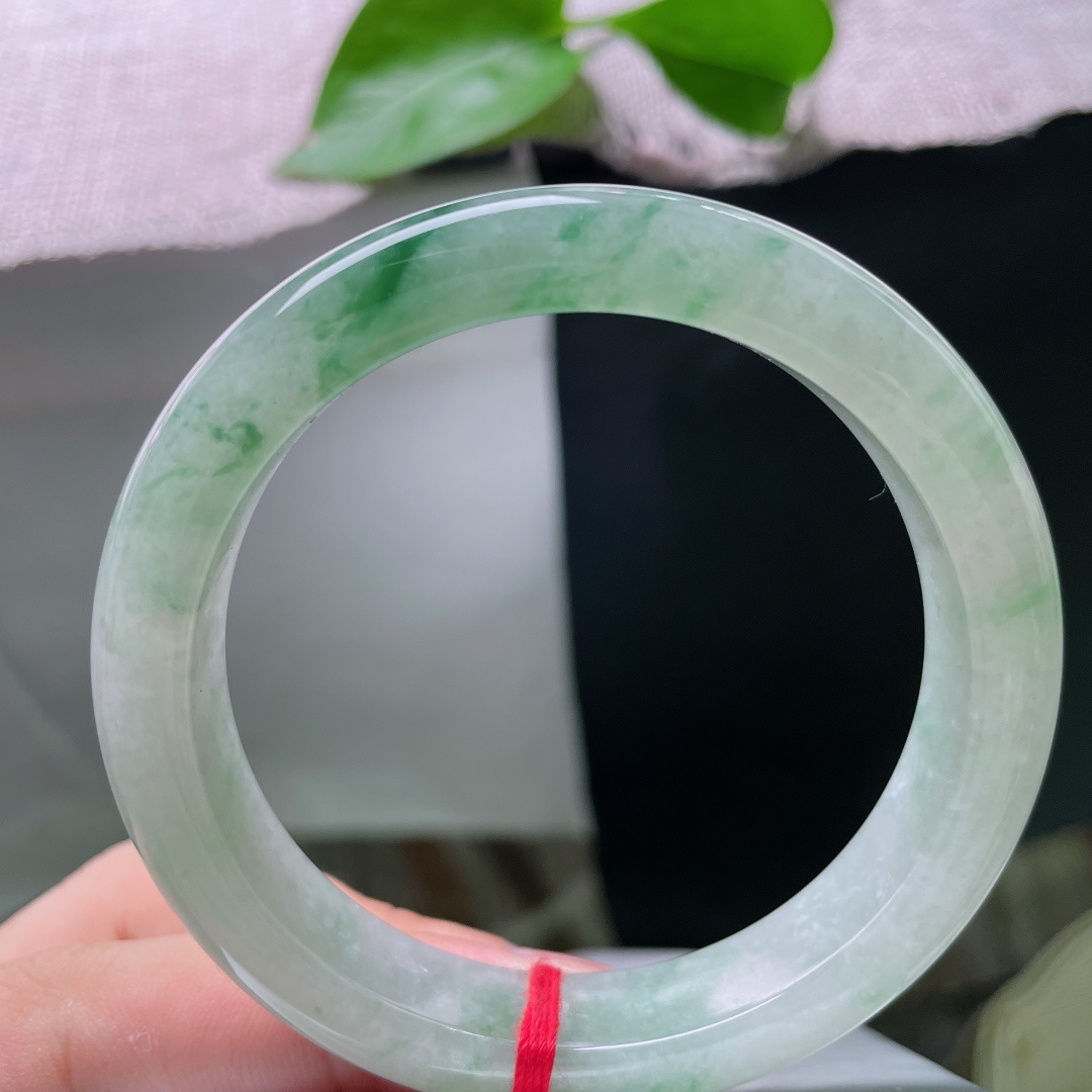 56.7/11.7/9.0，飘绿正圈，无裂，玉镯清润飘翠，形制端庄，佩戴尽显温婉大方的得体气韵，ss