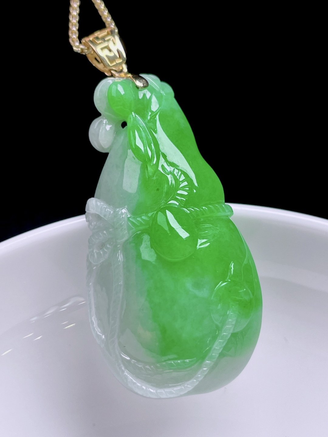 冰阳绿葫芦 色泽鲜艳，种老水润，18k金镶嵌 整体：49 裸石：41.3/22/12.2