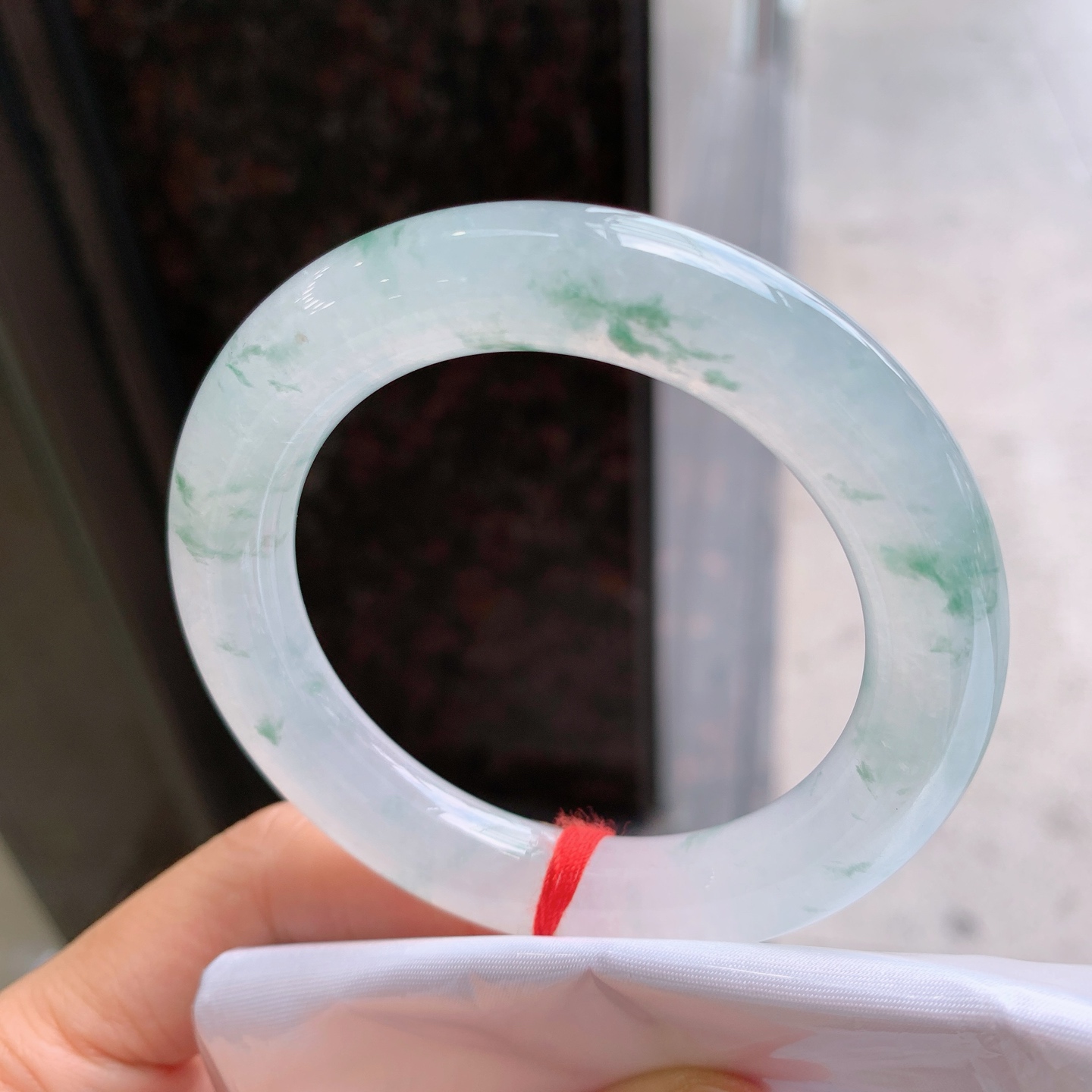 圆条冰飘花 微细纹表皮微扣 尺寸：50.8/10.8/10.5 小圈口