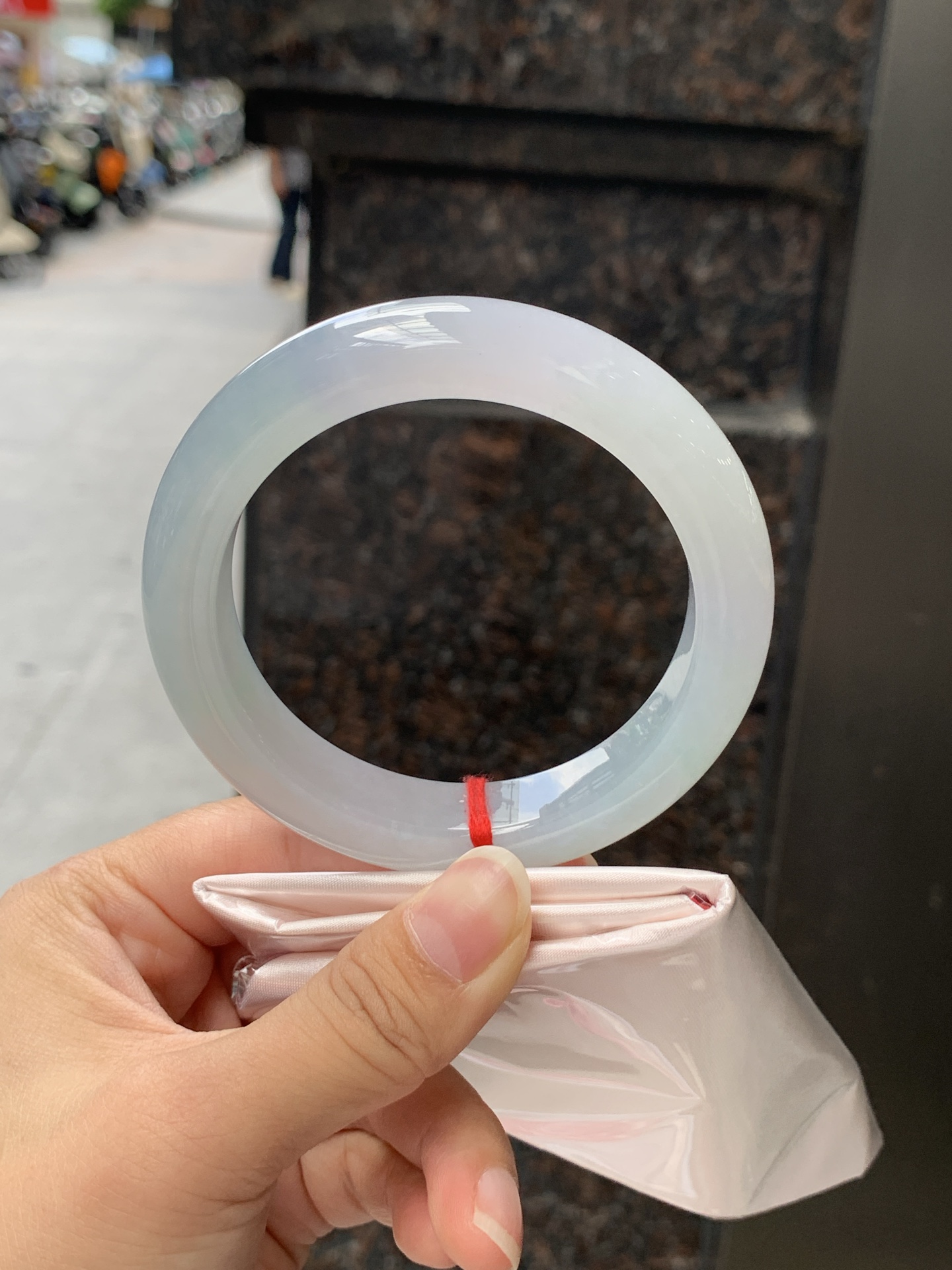 冰春彩正圈 60.3-13.2-10.5 0623-N1051 打灯细纹，冰透莹润，湖水青渐变底色柔和耐看，种水通透干净，光线穿过自带水光灵气。