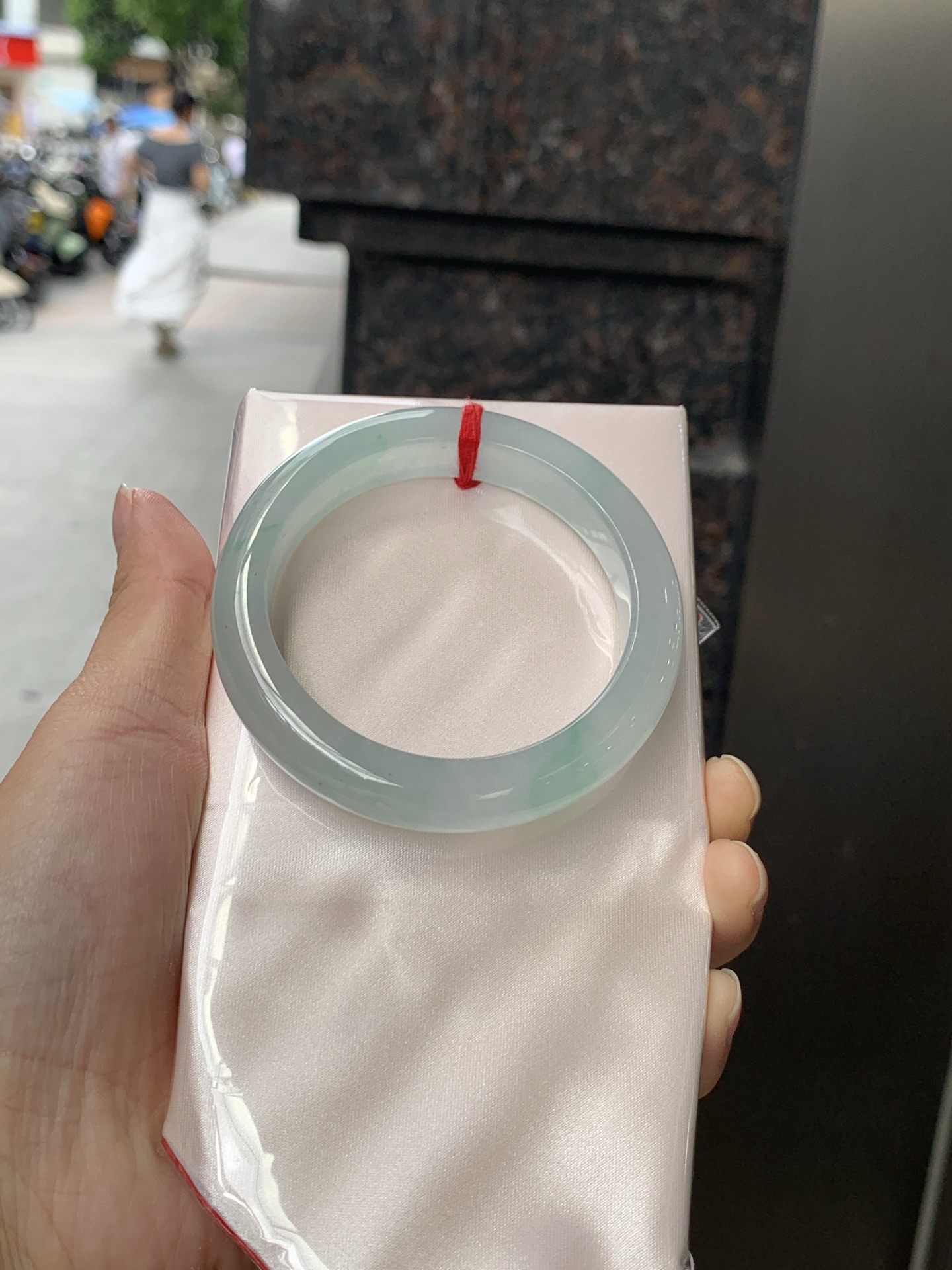 冰飘绿正圈 0623-N1049-2 打灯纹裂，有矿点，洒金，清润冰透，底色柔和淡雅，玉质细腻通透，带淡淡飘绿，水头拉满，自然光下灵气十足，温润气质，日常佩戴百搭耐看。