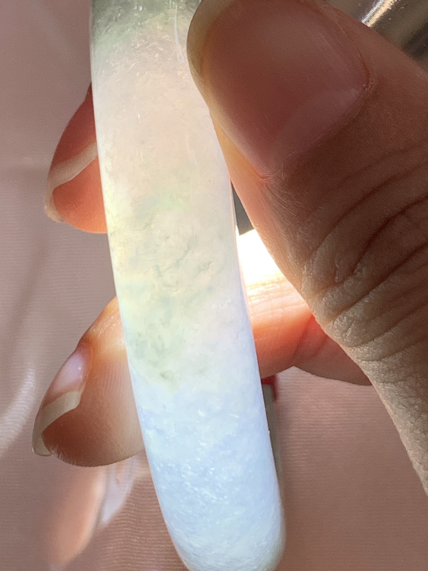 冰飘绿正圈 0623-N1049-2 打灯纹裂，有矿点，洒金，清润冰透，底色柔和淡雅，玉质细腻通透，带淡淡飘绿，水头拉满，自然光下灵气十足，温润气质，日常佩戴百搭耐看。