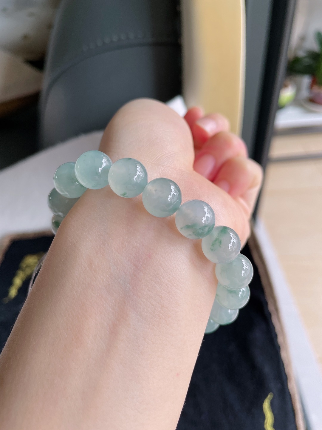 缅甸天然翡翠A货，冰飘花手串，尺寸：11mm。【编3237】