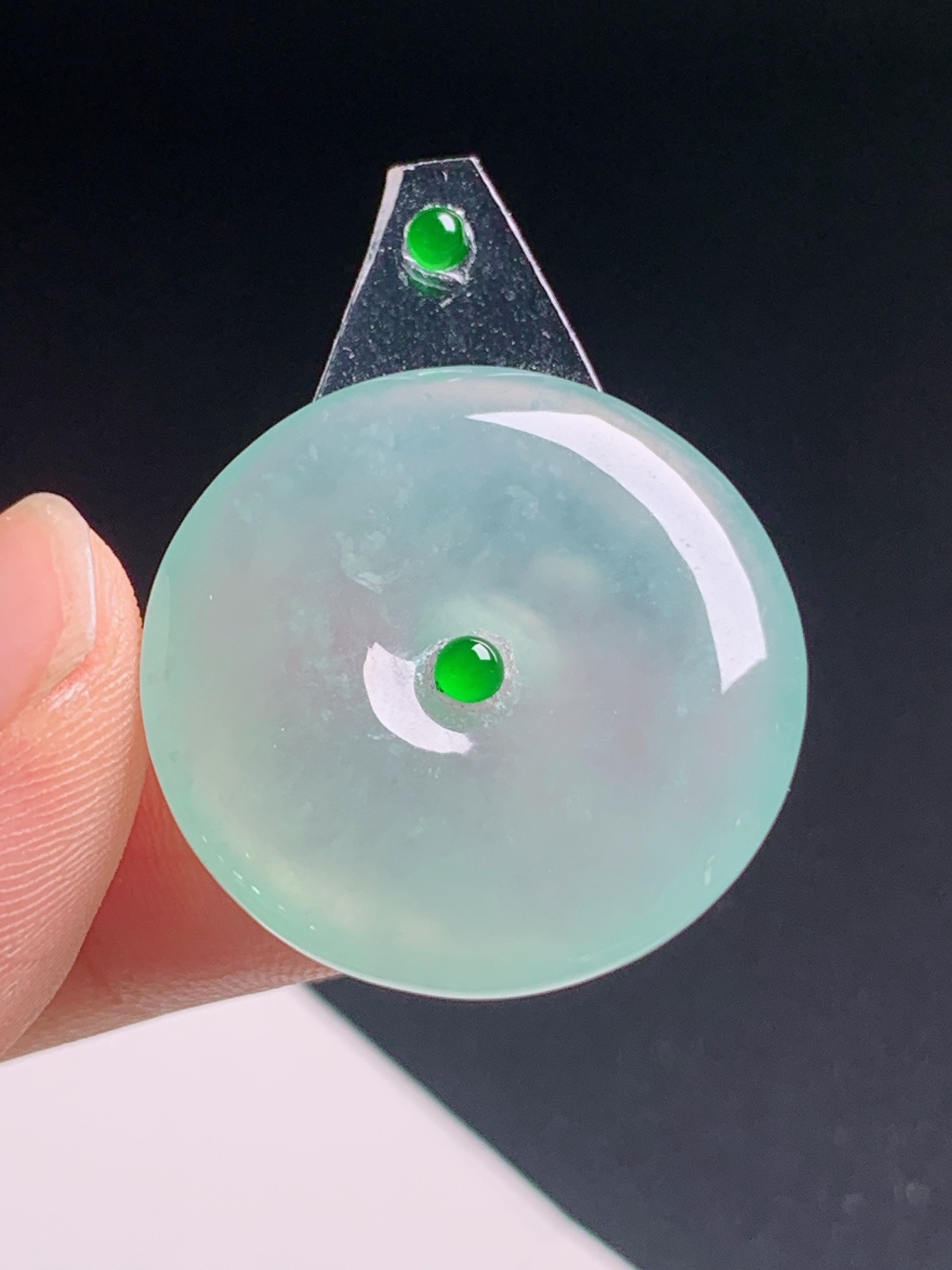 冰种晴水平安扣裸石，清透湖水绿胶感充盈，简约素面自带柔光