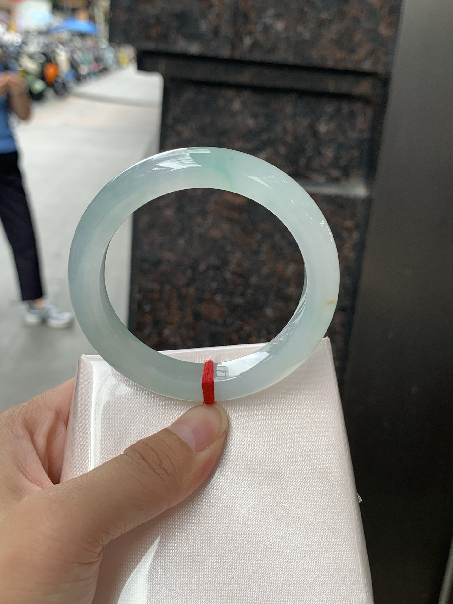 冰飘绿正圈 0623-N1049-2 打灯纹裂，有矿点，洒金，清润冰透，底色柔和淡雅，玉质细腻通透，带淡淡飘绿，水头拉满，自然光下灵气十足，温润气质，日常佩戴百搭耐看。
