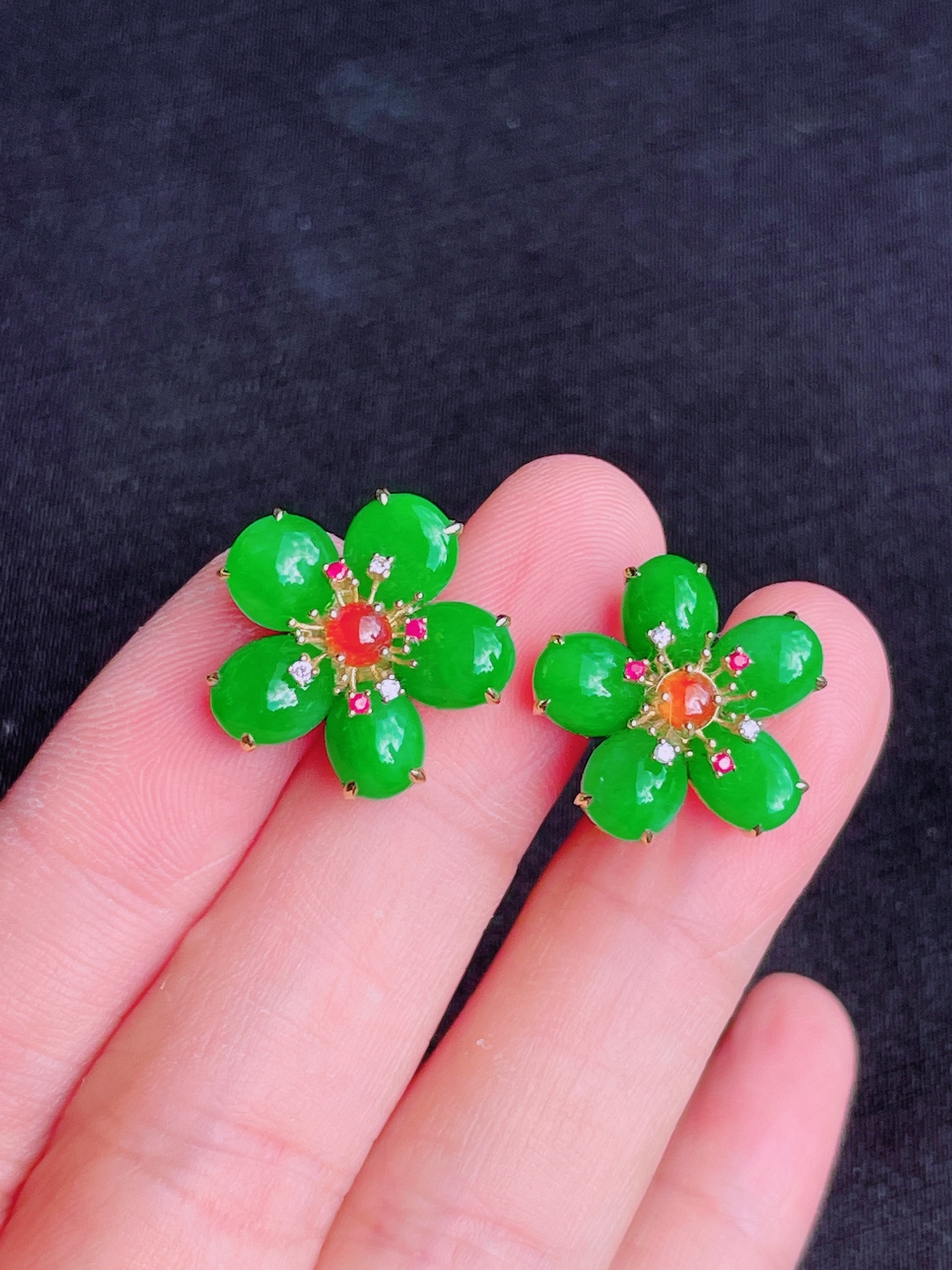 ️高冰绿蛋面耳钉 晶莹剔透，新颖时尚，无裂，7.5-6.5-4