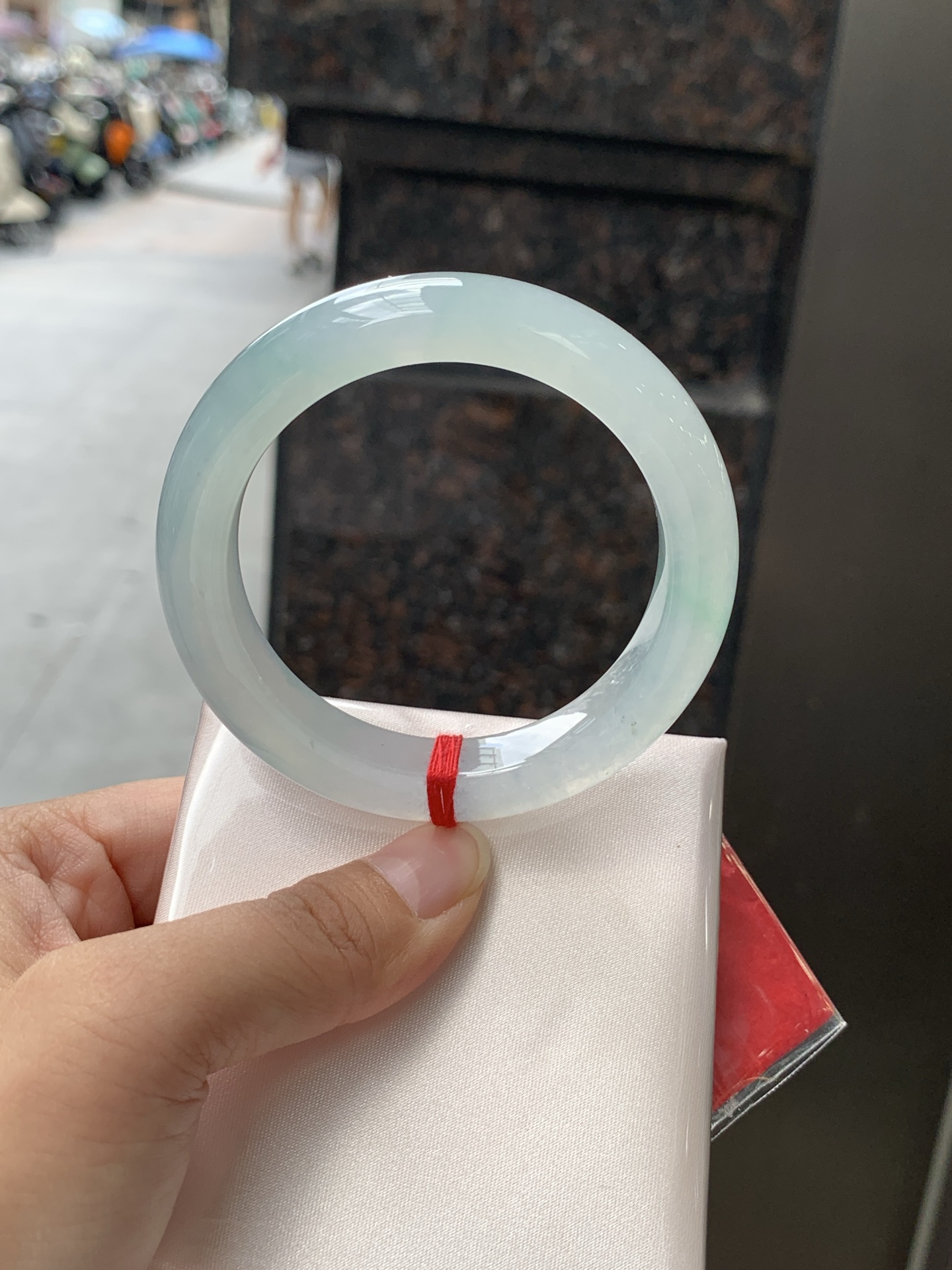 冰飘绿正圈 0623-N1049-1 打灯纹裂，清润冰透，底色柔和淡雅，玉质细腻通透，带淡淡飘绿，水头拉满，自然光下灵气十足，温润气质，日常佩戴百搭耐看。